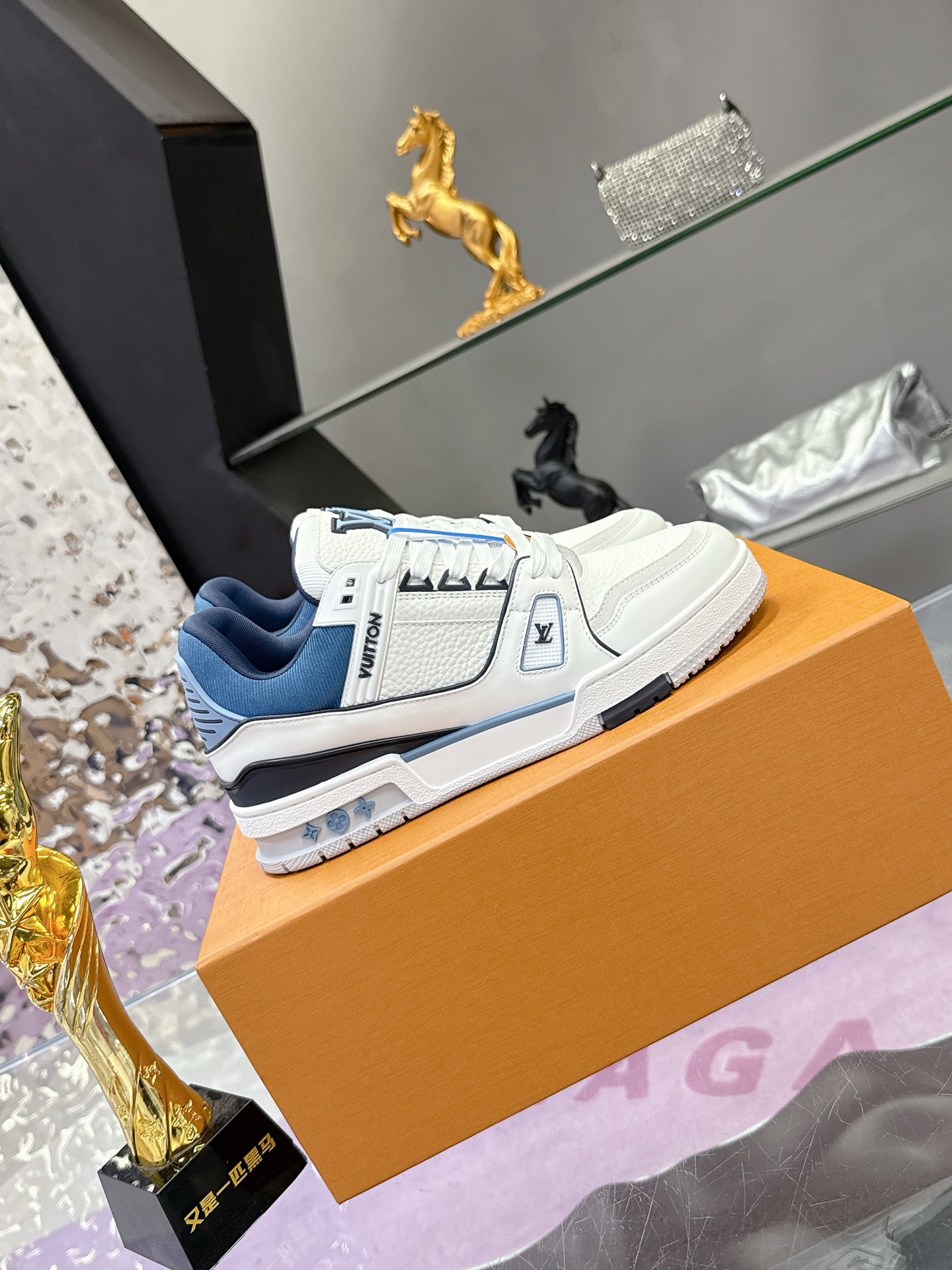 Louis Vuitton 本款 LV Trainer 运动鞋取材粒面牛皮革 以活力配色致意Virgil Abloh受 篮球鞋启发而创作的