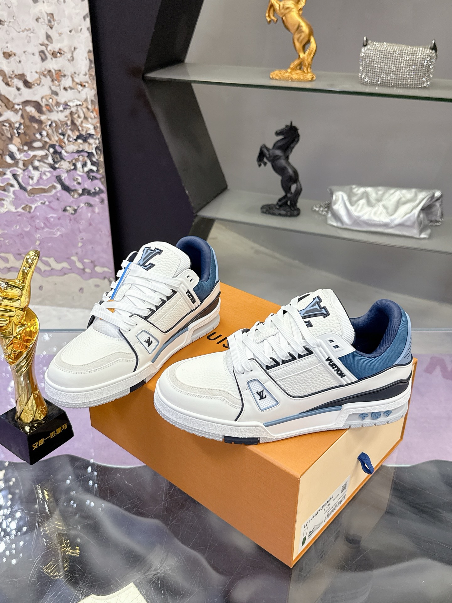 Louis Vuitton 本款 LV Trainer 运动鞋取材粒面牛皮革 以活力配色致意Virgil Abloh受 篮球鞋启发而创作的