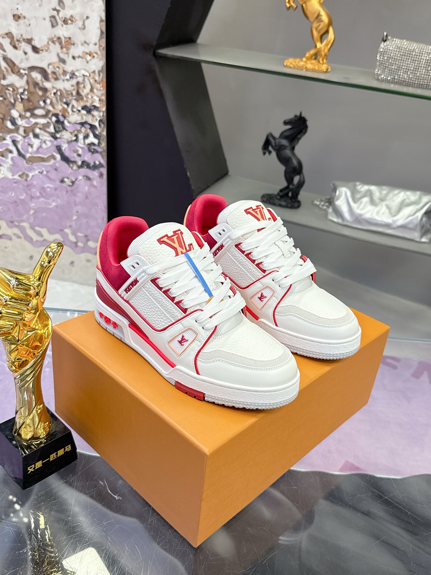 Louis Vuitton 本款 LV Trainer 运动鞋取材粒面牛皮革 以活力配色致意Virgil Abloh受 篮球鞋启发而创作的