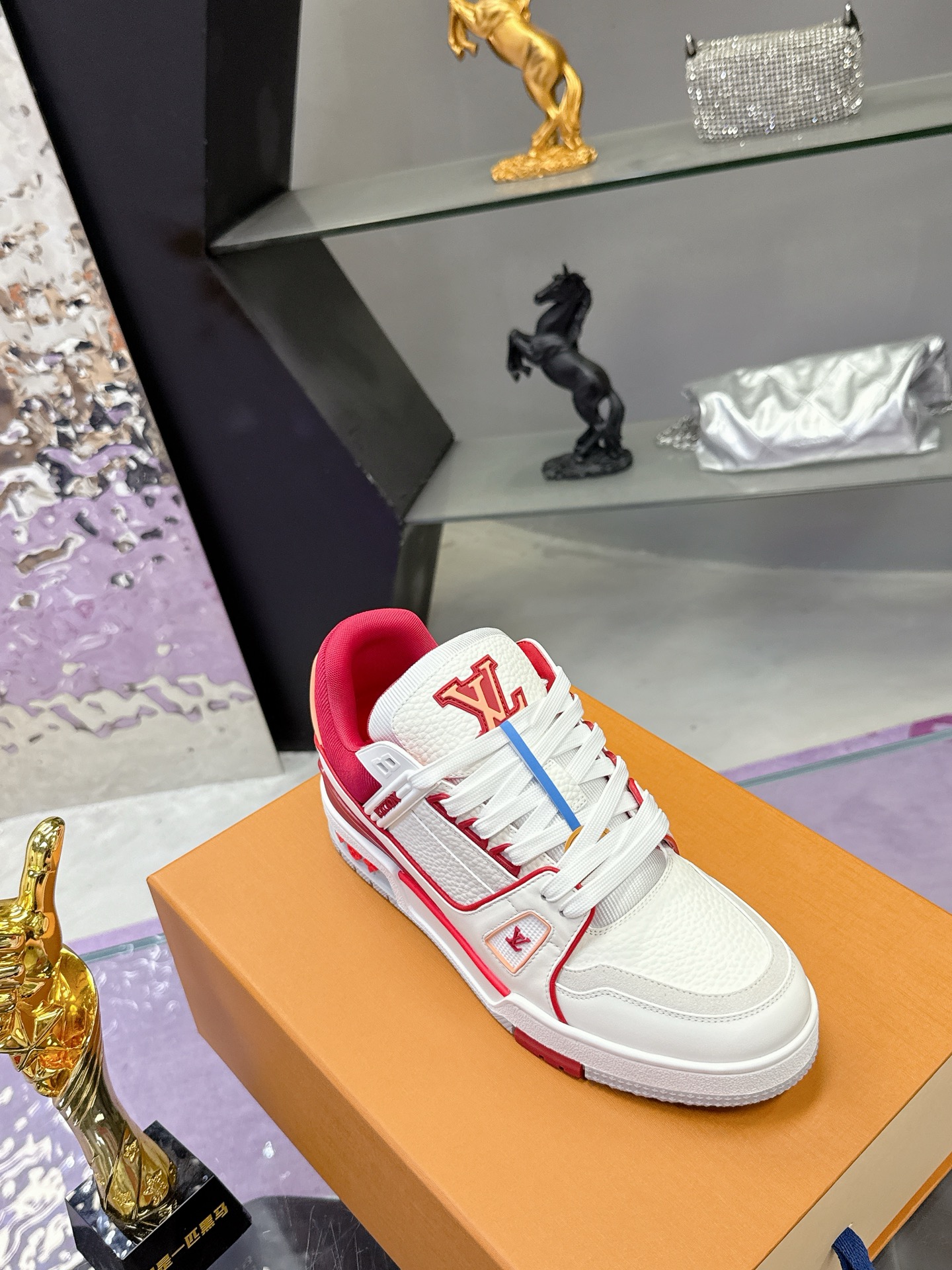 Louis Vuitton 本款 LV Trainer 运动鞋取材粒面牛皮革 以活力配色致意Virgil Abloh受 篮球鞋启发而创作的
