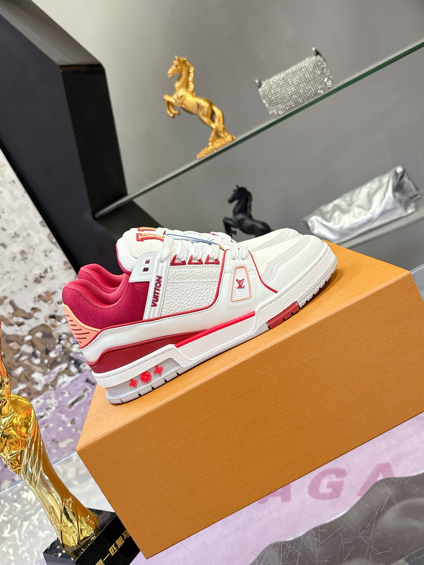 Louis Vuitton 本款 LV Trainer 运动鞋取材粒面牛皮革 以活力配色致意Virgil Abloh受 篮球鞋启发而创作的