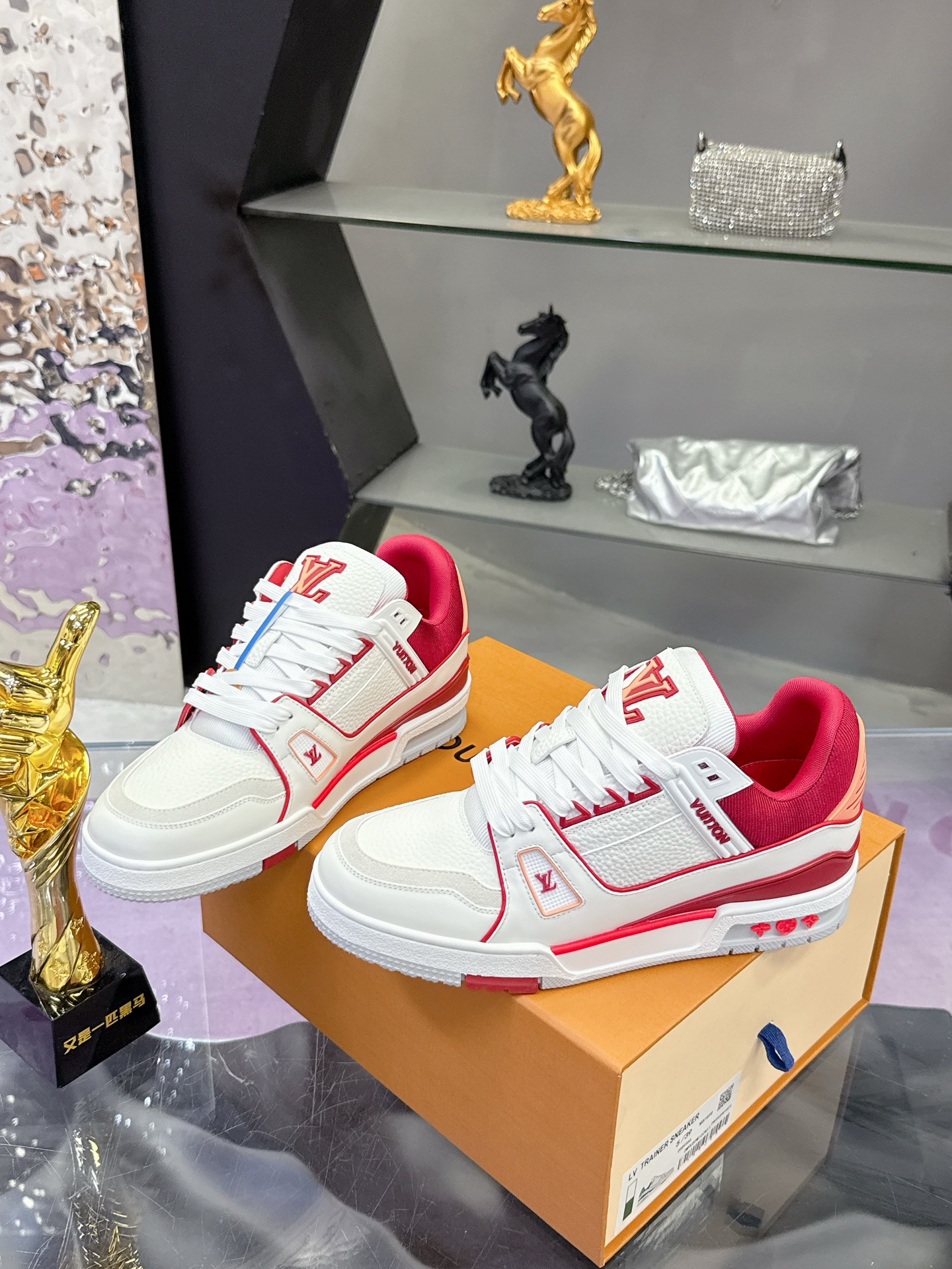 Louis Vuitton 本款 LV Trainer 运动鞋取材粒面牛皮革 以活力配色致意Virgil Abloh受 篮球鞋启发而创作的