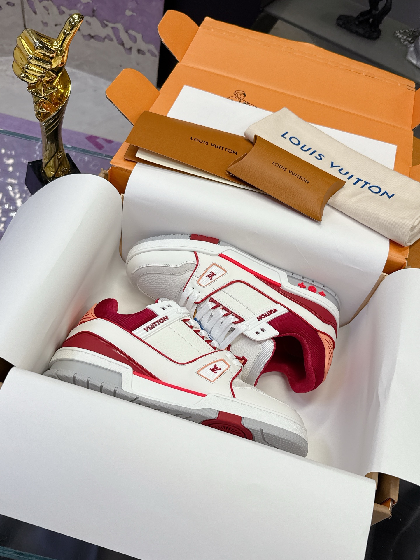 Louis Vuitton 本款 LV Trainer 运动鞋取材粒面牛皮革 以活力配色致意Virgil Abloh受 篮球鞋启发而创作的