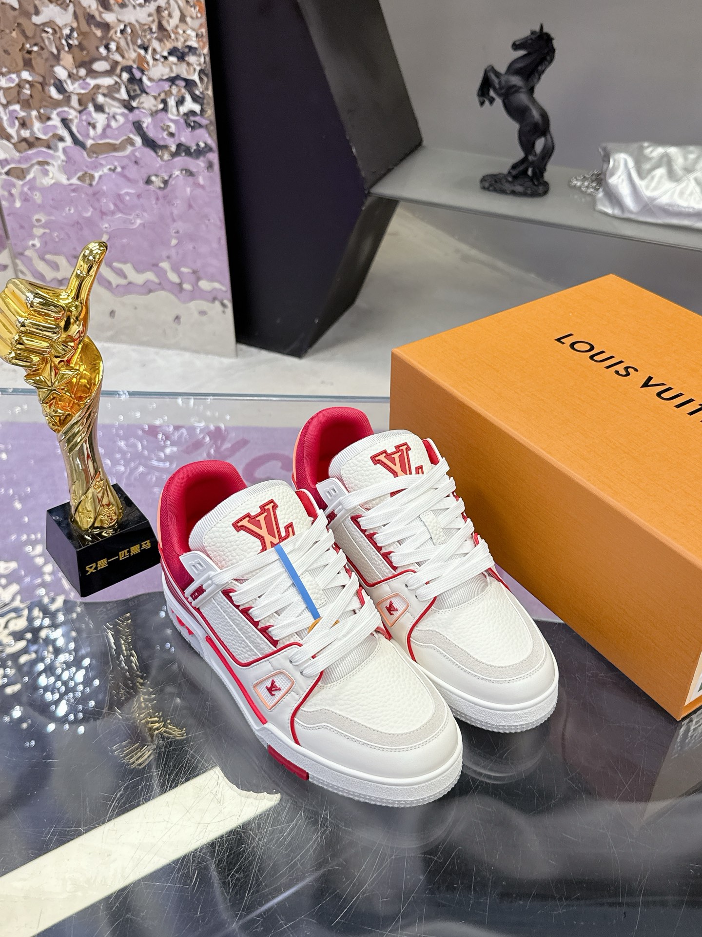 Louis Vuitton 本款 LV Trainer 运动鞋取材粒面牛皮革 以活力配色致意Virgil Abloh受 篮球鞋启发而创作的