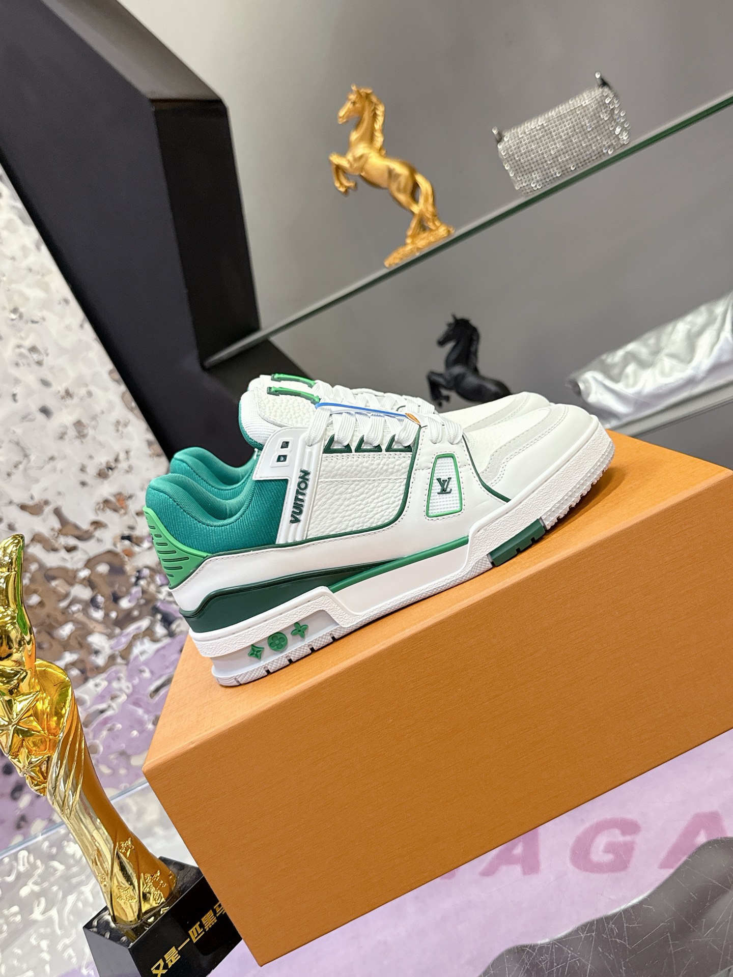 Louis Vuitton 本款 LV Trainer 运动鞋取材粒面牛皮革 以活力配色致意Virgil Abloh受 篮球鞋启发而创作的