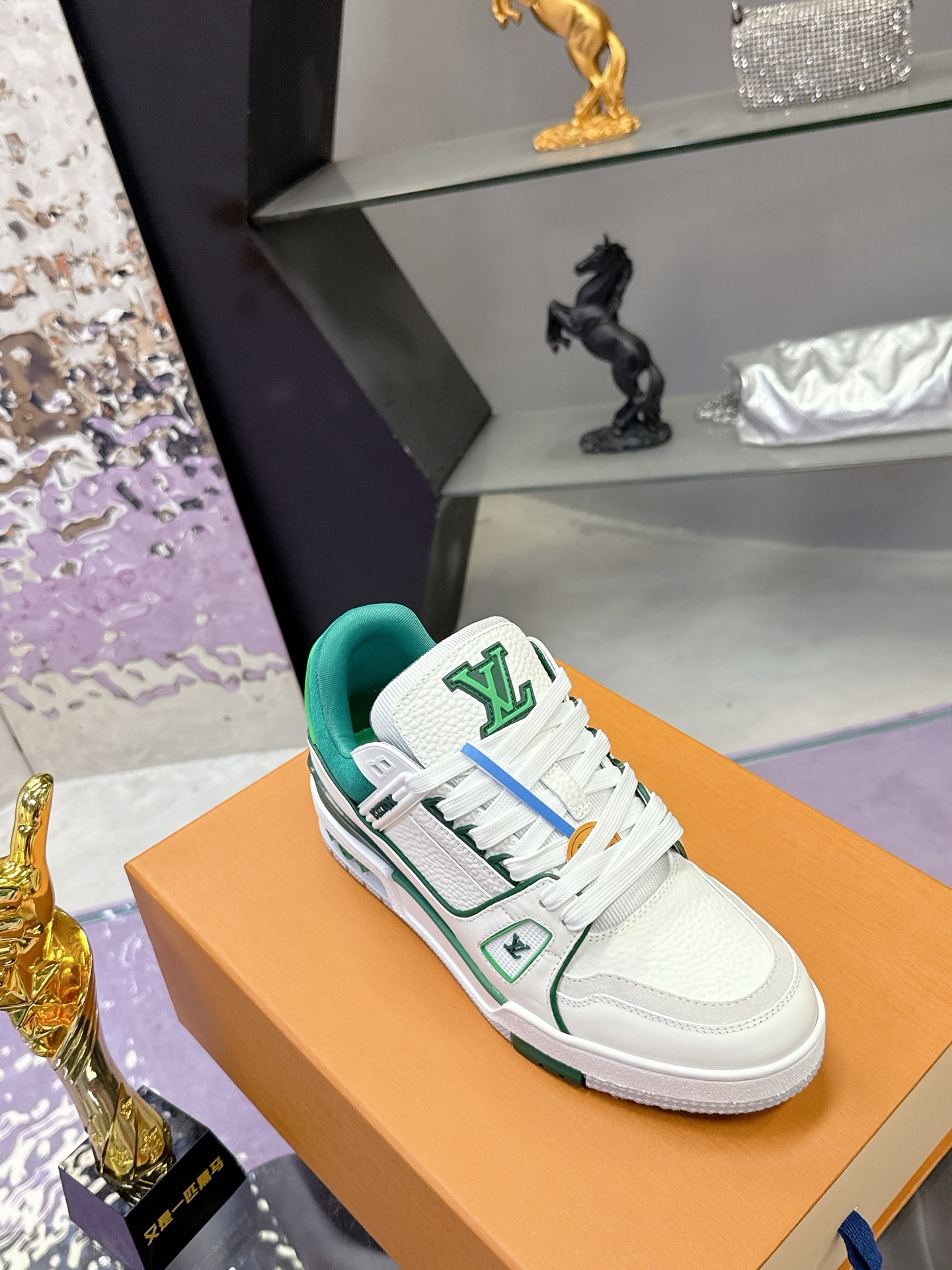 Louis Vuitton 本款 LV Trainer 运动鞋取材粒面牛皮革 以活力配色致意Virgil Abloh受 篮球鞋启发而创作的