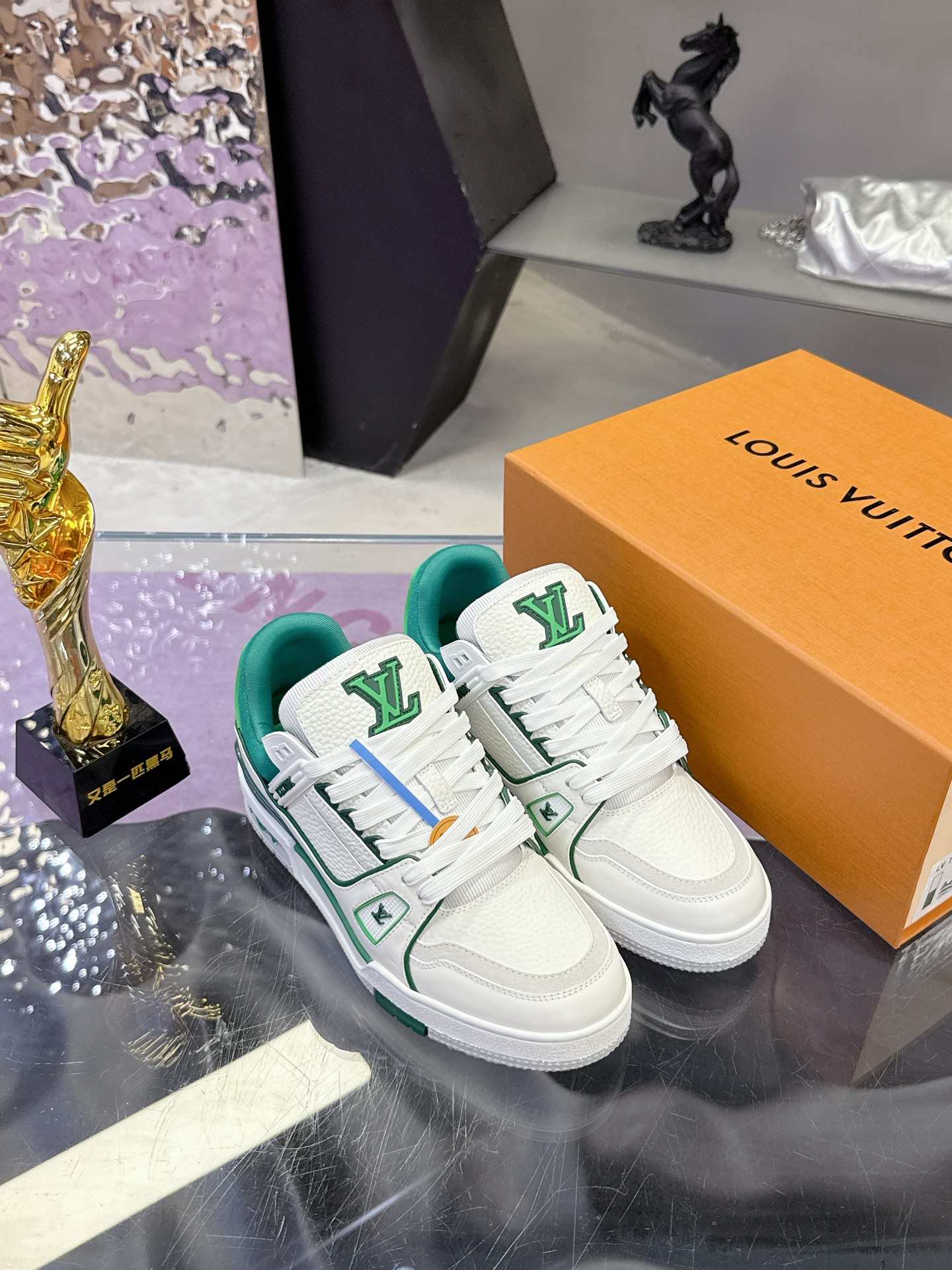 Louis Vuitton 本款 LV Trainer 运动鞋取材粒面牛皮革 以活力配色致意Virgil Abloh受 篮球鞋启发而创作的