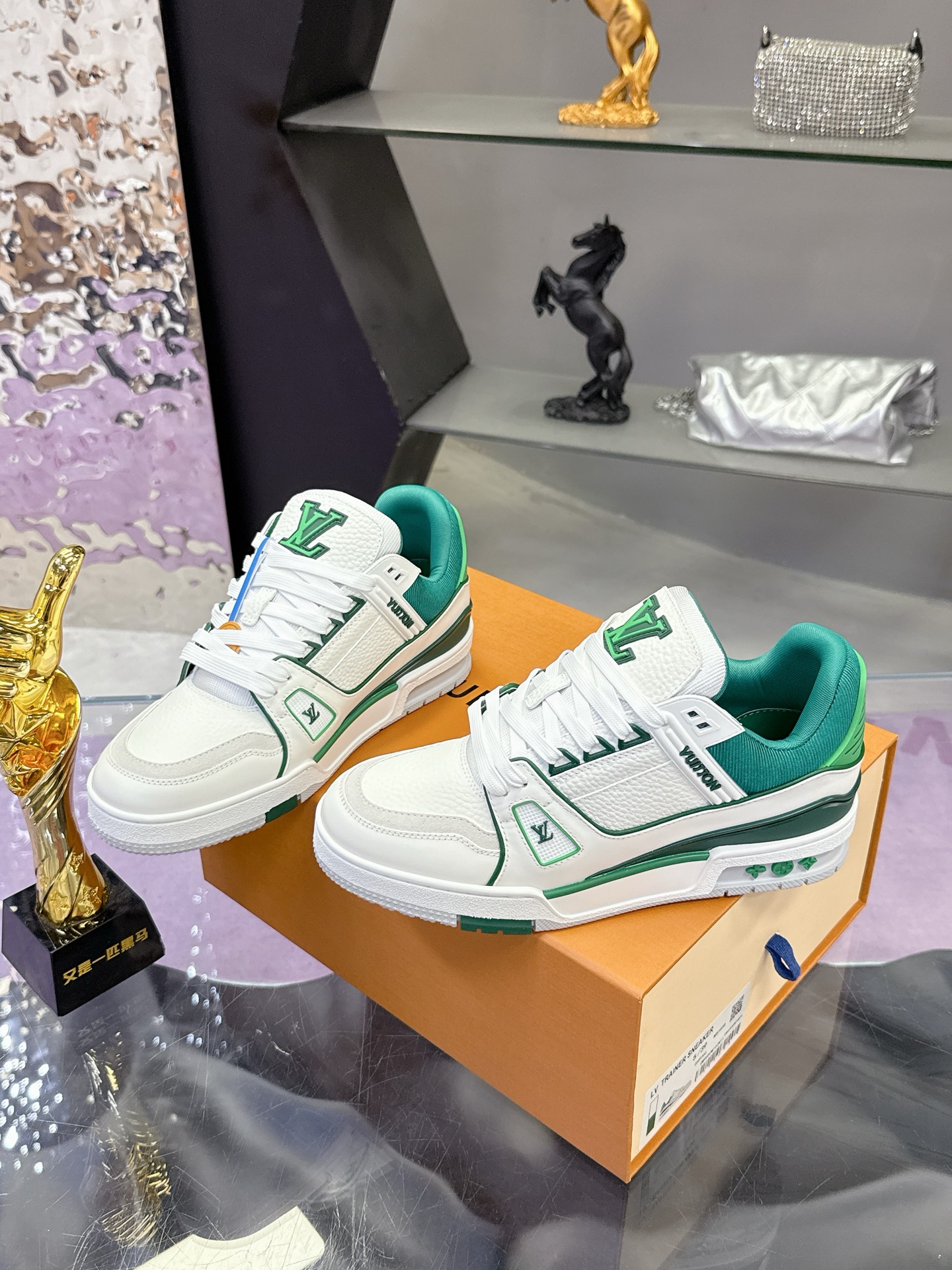 Louis Vuitton 本款 LV Trainer 运动鞋取材粒面牛皮革 以活力配色致意Virgil Abloh受 篮球鞋启发而创作的