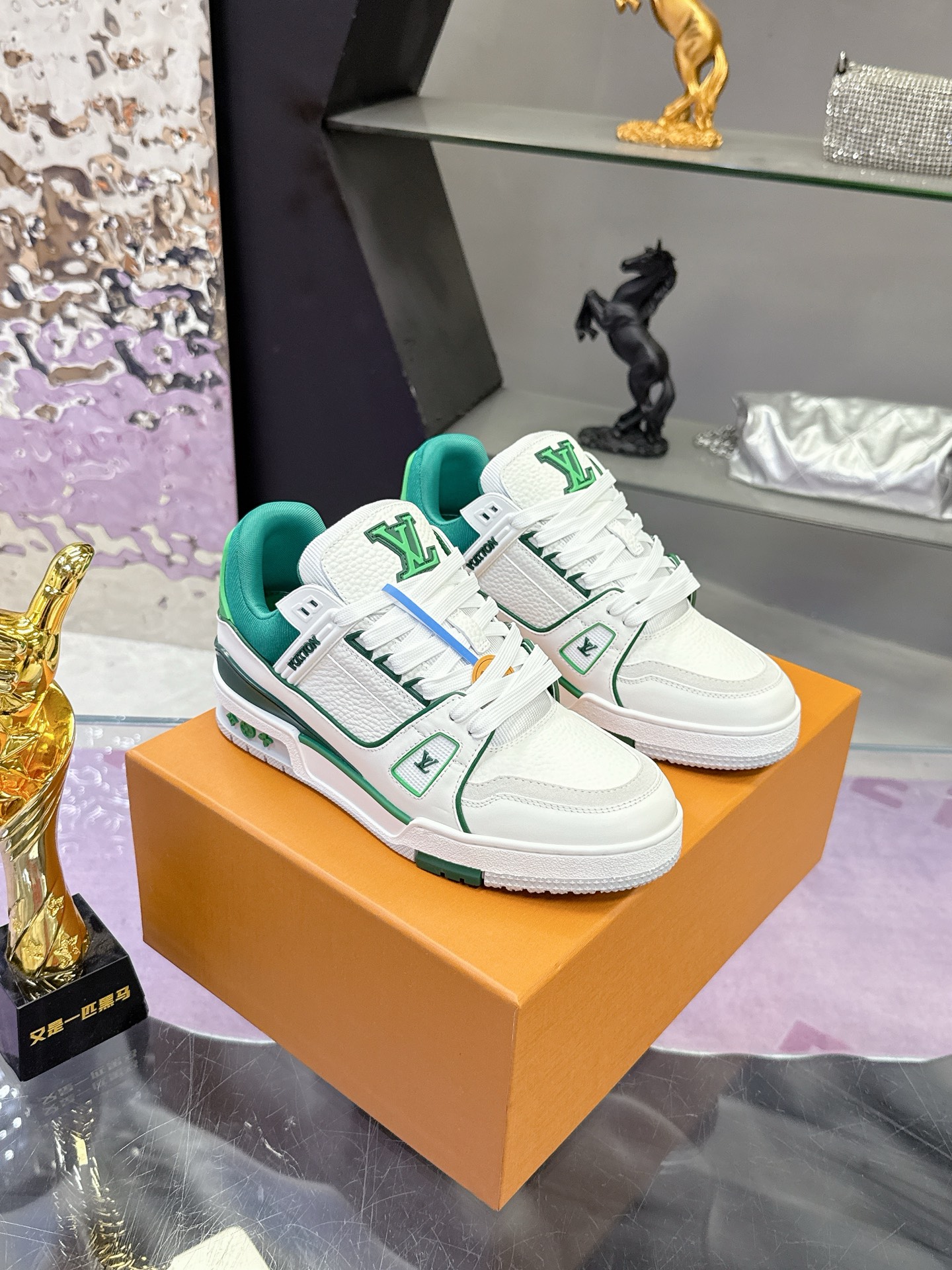 Louis Vuitton 本款 LV Trainer 运动鞋取材粒面牛皮革 以活力配色致意Virgil Abloh受 篮球鞋启发而创作的