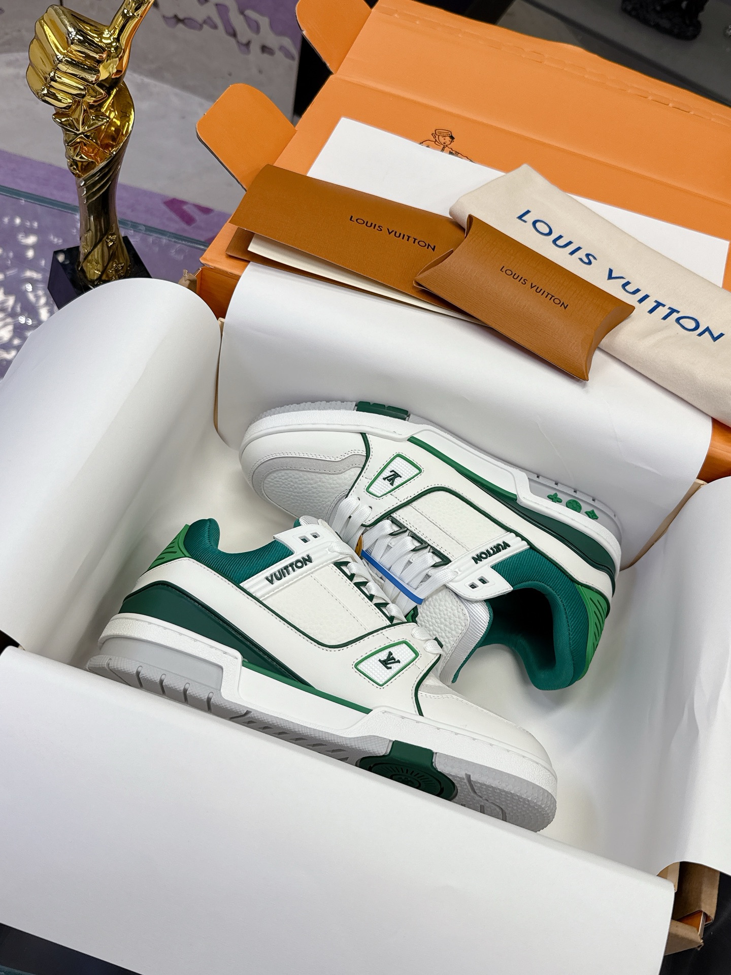 Louis Vuitton 本款 LV Trainer 运动鞋取材粒面牛皮革 以活力配色致意Virgil Abloh受 篮球鞋启发而创作的