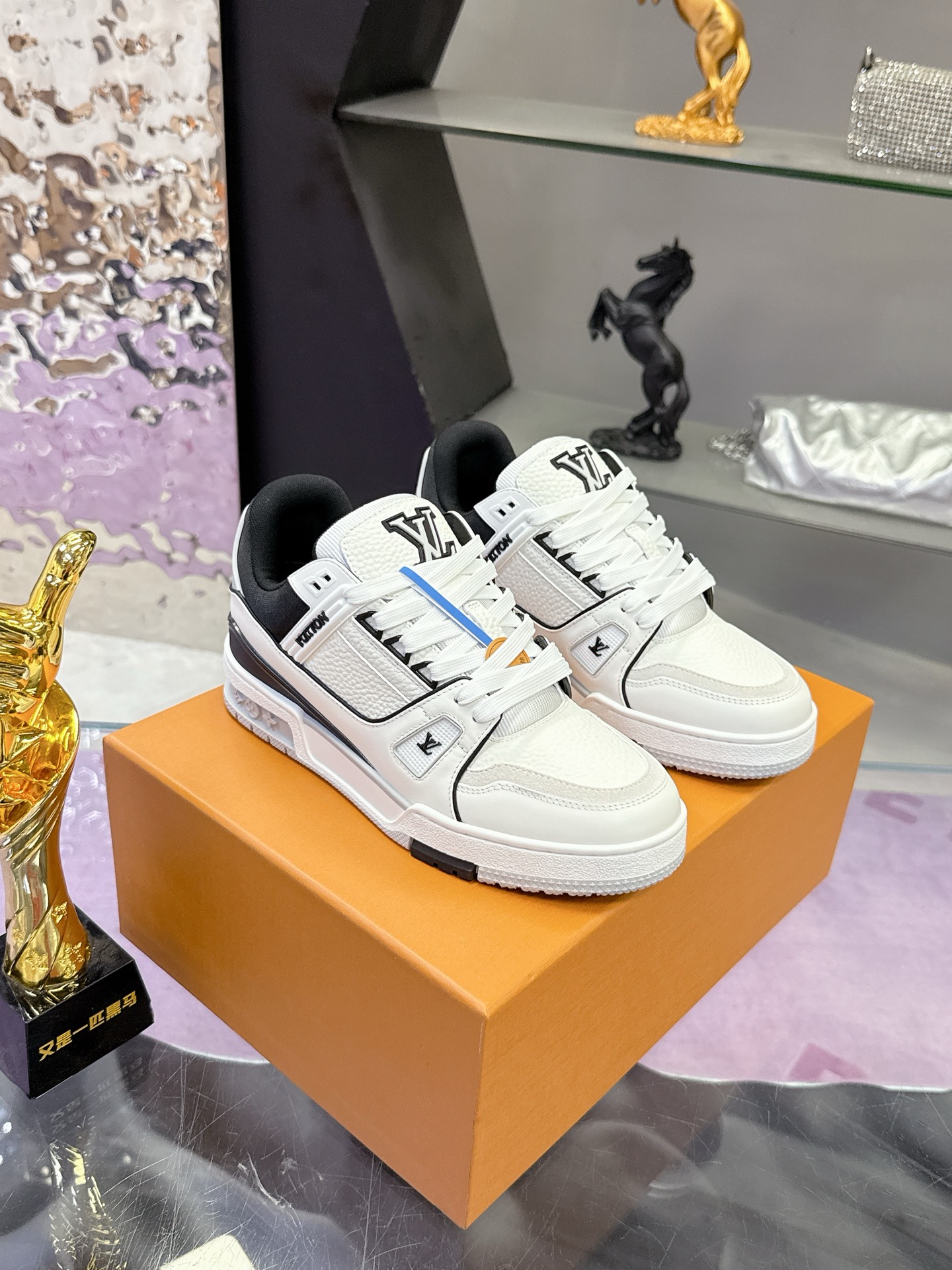 Louis Vuitton 本款 LV Trainer 运动鞋取材粒面牛皮革 以活力配色致意Virgil Abloh受 篮球鞋启发而创作的