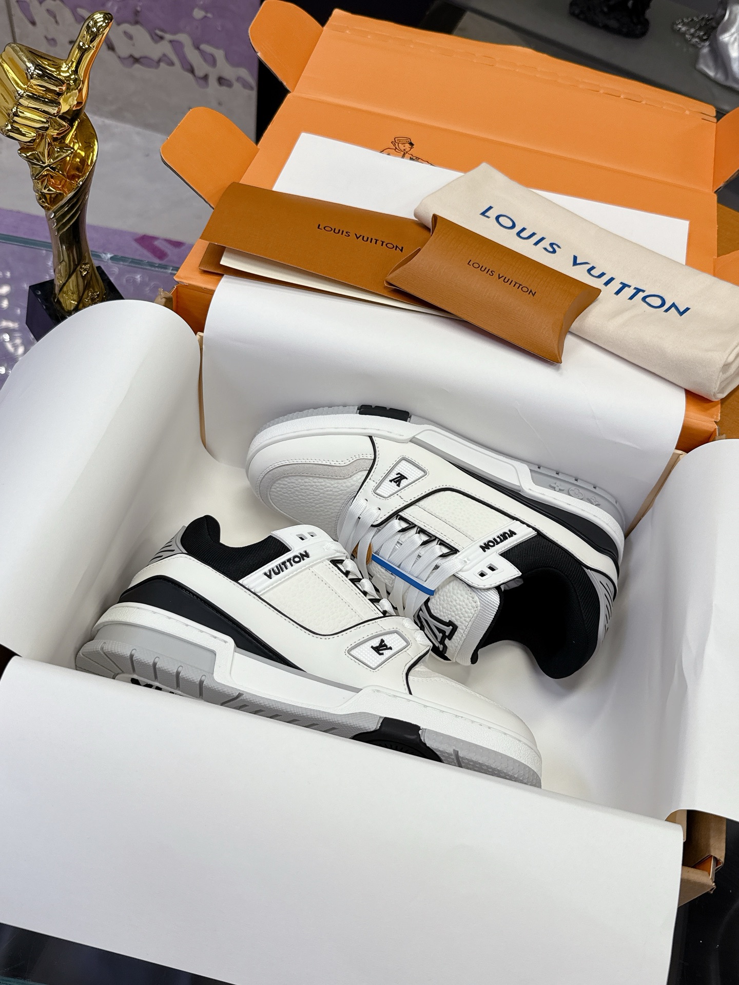 NO:535829,(Latest color) This LV Trainer sneakers are made of grained cowhide leather, and greets Virgil Abloh's original classic inspired by retro basketball shoes. The upper is decorated with rubber LV letters and Vuitton logo, and the outsole blooms with Monogram flowers. The delivery counter is exquisitely packaged Fabric: Original custom top layer cowhide Inner: Original custom breathable net Outsole: Original open mold two-color TPU combination sole Thickness: 3CM Size: Women's 35-40 Men's 38-46, casual shoes/sports shoes, louis vuitton, sneakers, cowhide19860909（最新色） 本款 LV Trainer 运动鞋取材粒面牛皮革,以活力配色致意Virgil Abloh受复古篮球鞋启发而创作的原版经典.鞋面点缀橡胶 LV字母和 Vuitton 标识,外底绽放Monogram 花卉. 配送专柜精美包装 面料: 原版定制头层牛皮 内里: 原版定制透气网里 大底: 原版开模双色TPU组合大底 底厚: 3CM Size: 女款35-40 男38-46,休闲鞋/运动鞋,louis vuitton,sneakers,cowhide,Women's Shoes