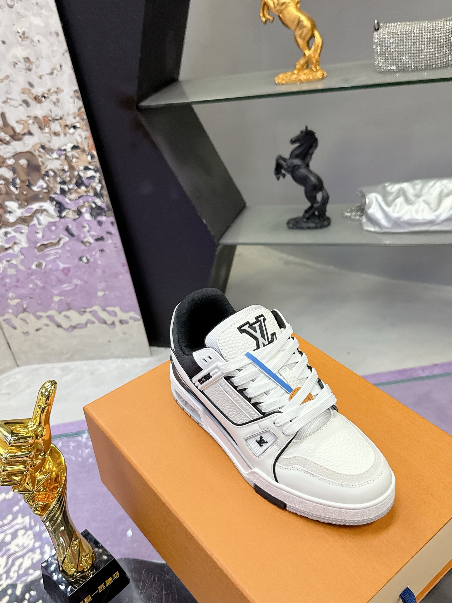 Louis Vuitton 本款 LV Trainer 运动鞋取材粒面牛皮革 以活力配色致意Virgil Abloh受 篮球鞋启发而创作的