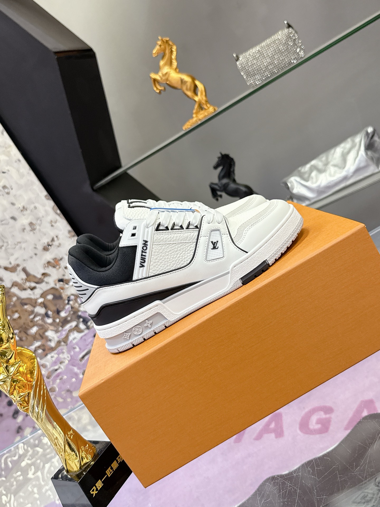 Louis Vuitton 本款 LV Trainer 运动鞋取材粒面牛皮革 以活力配色致意Virgil Abloh受 篮球鞋启发而创作的