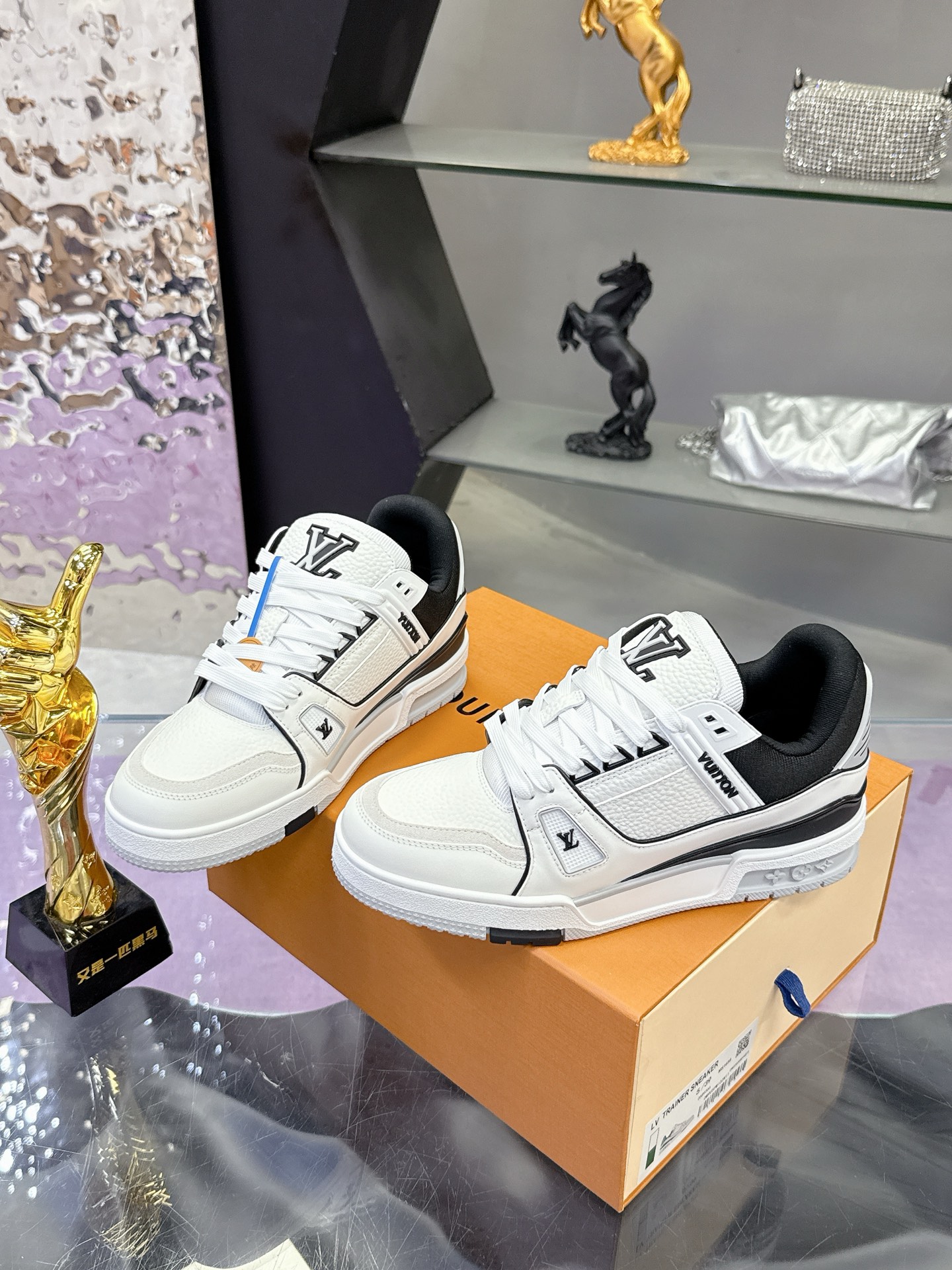 Louis Vuitton 本款 LV Trainer 运动鞋取材粒面牛皮革 以活力配色致意Virgil Abloh受 篮球鞋启发而创作的