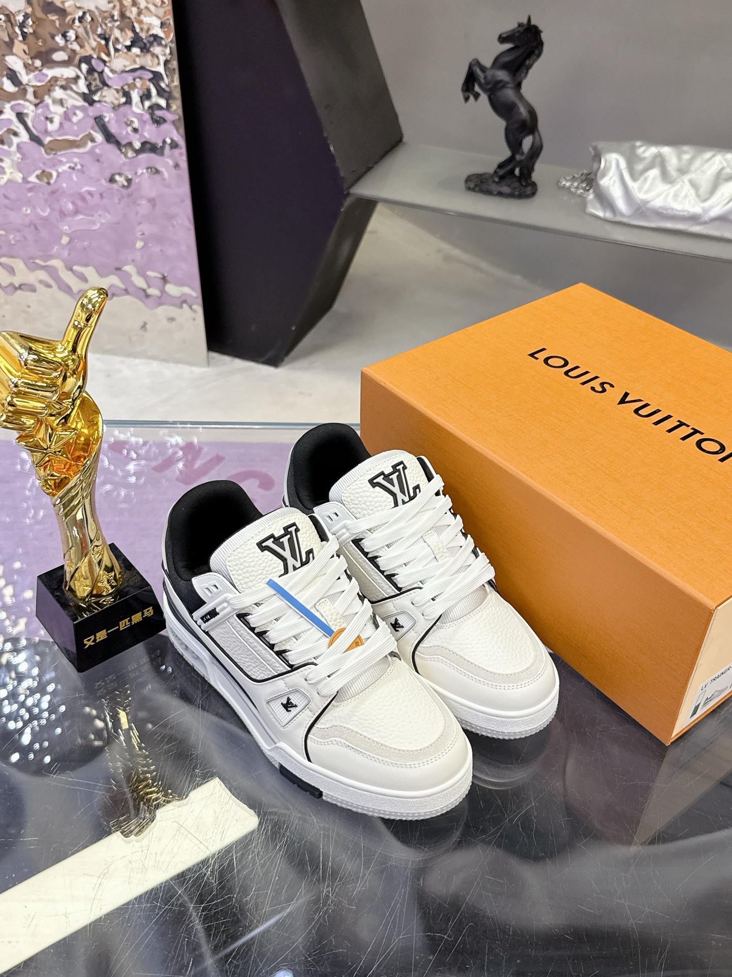 Louis Vuitton 本款 LV Trainer 运动鞋取材粒面牛皮革 以活力配色致意Virgil Abloh受 篮球鞋启发而创作的