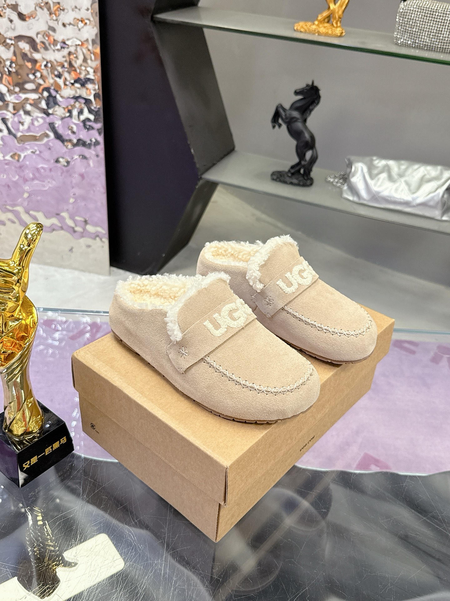 NO:535799,(100% fur in one) 2025 official latest model ugg debuts ugg Love embroidered slippers, one-foot-punched fur, all seasons like to be completely unlucky, top-quality goods, genuine product development, custom-made material cowhide wool (fur in one) Size 35-40, semi-mopping fur shoes, loafers, slippers, cowhide19860909（百分百皮毛一体） 2025 官方最新款 ugg闪亮登场 ugg乐福刺绣拖鞋 一脚蹬毛毛拖 四季都喜欢完全不冷 顶级货 正品开发 定制材料牛皮羊毛（皮毛一体） 码数35-40,半拖毛毛鞋,loafers,slippers,cowhide,Women's Shoes