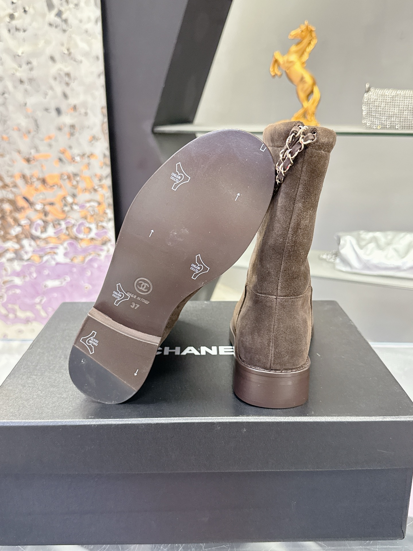 工厂价：340
Chane*25B皮穿链条四叶草双c平底短靴小香秋冬新款 香奈儿靴子系列
鞋子轻便舒适一脚蹬，
鞋面：高丝光面料
内里：牛皮内里
筒高：约20cm
跟高：约5cm
鞋底：原版耐磨轻便鞋底
码数：35-40，（41定制不退换）