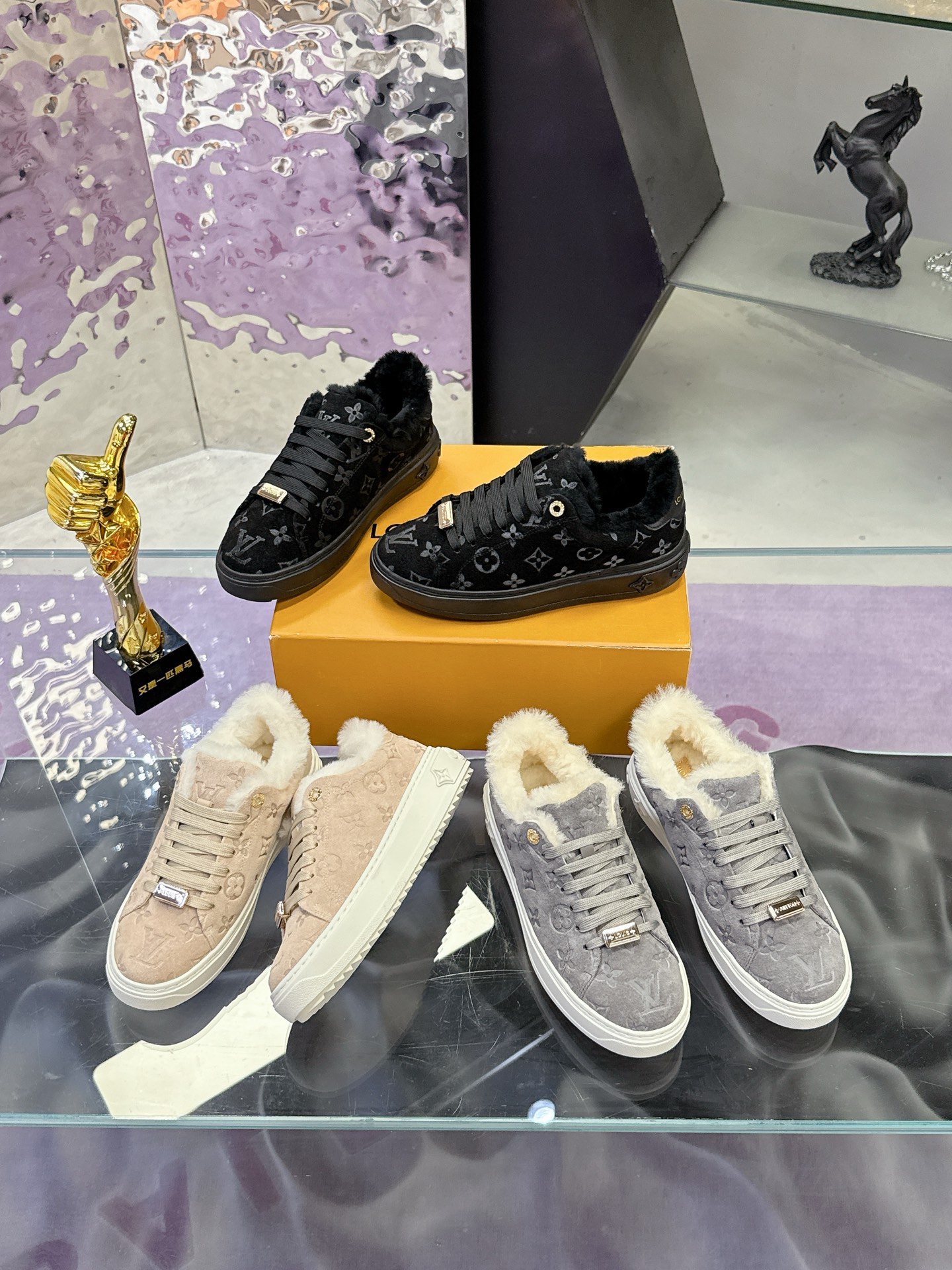 NO:680696,LV wool sneakers...Thick-soled shoes...Furry boots, the best-selling items in the autumn and winter counters, very three-dimensional and good-looking individual prints, three-dimensional printed cowhide fabric...wool lining...synthetic fluff pads...original lasting technology...original metal Logo buckle...original 4cm thick soles...matching packaging 35-40 plus size, casual shoes/sneakers, louis vuitton, boots, sneakers, cowhide19860909LV羊毛运动鞋…厚底鞋…毛毛靴 秋冬专柜橱窗热卖款,非常立体好看个性的印花 立体印花牛皮面料…羊毛内里…人工合成绒毛垫脚…原版套楦工艺…原版金属Logo扣…原版4cm厚底… 配套包装 35—40正码,休闲鞋/运动鞋,louis vuitton,boots,sneakers,cowhide,Women's Shoes