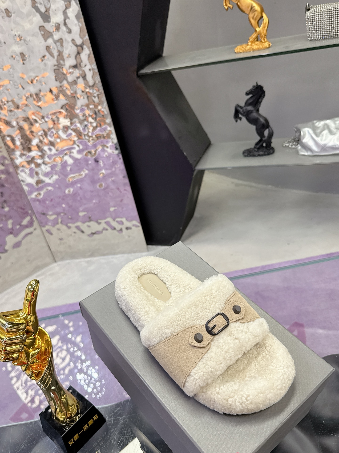 工厂价：240
专柜同步 真皮真羊毛 
🌸BALENCIAG【巴黎世家】 2025新款毛拖🌈
鞋面采用丝光牛反绒面料➕特级纯羊毛🐑整个内里垫脚采用💯纯🐏羊毛⚜️毛茸茸的，超可爱，踩云脚感，光脚或者搭配袜子穿都时尚百搭💫保暖舒适   橡胶大底防滑耐磨  💖
Size：35-40（41定做）