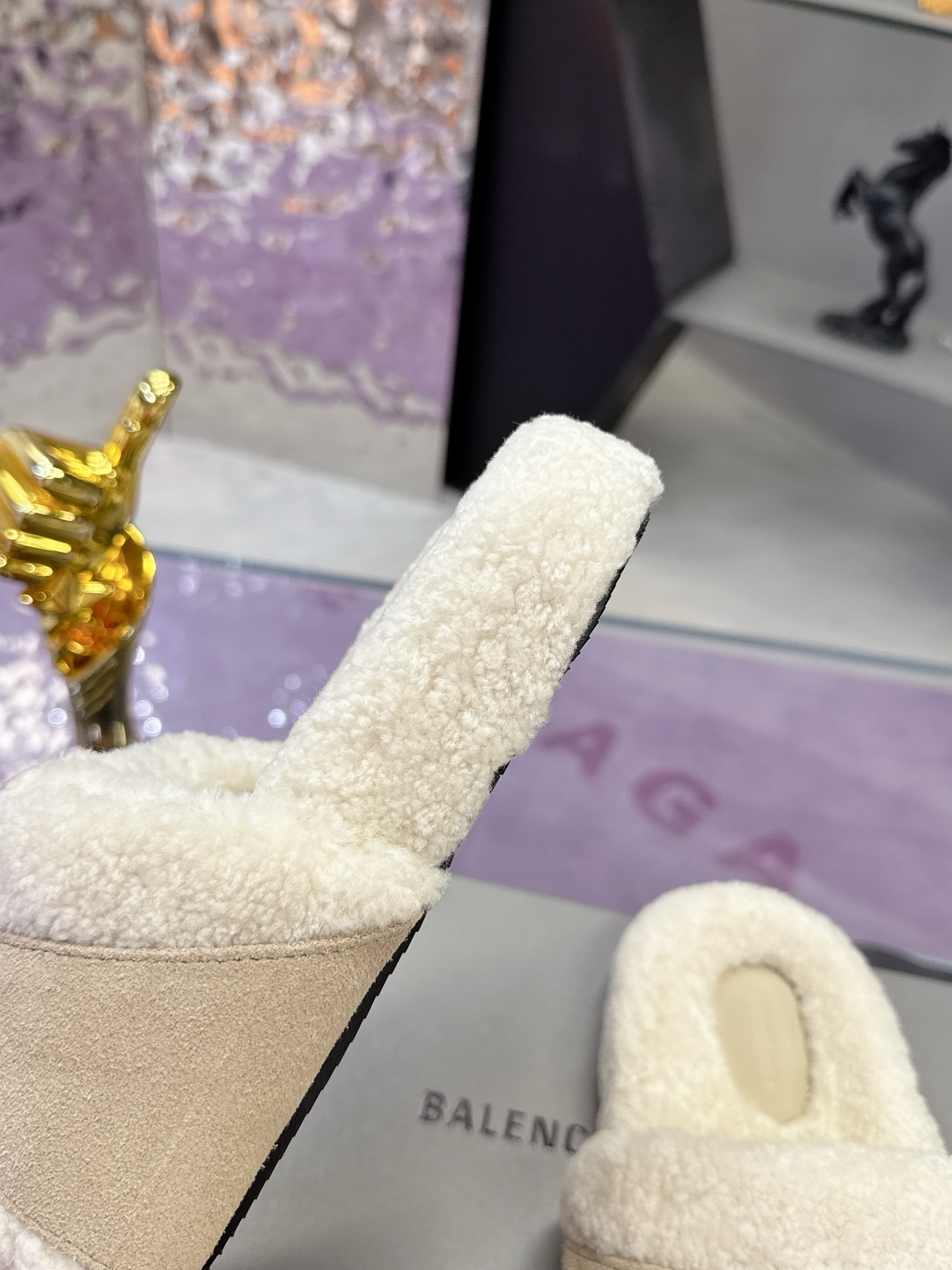 工厂价：240
专柜同步 真皮真羊毛 
🌸BALENCIAG【巴黎世家】 2025新款毛拖🌈
鞋面采用丝光牛反绒面料➕特级纯羊毛🐑整个内里垫脚采用💯纯🐏羊毛⚜️毛茸茸的，超可爱，踩云脚感，光脚或者搭配袜子穿都时尚百搭💫保暖舒适   橡胶大底防滑耐磨  💖
Size：35-40（41定做）