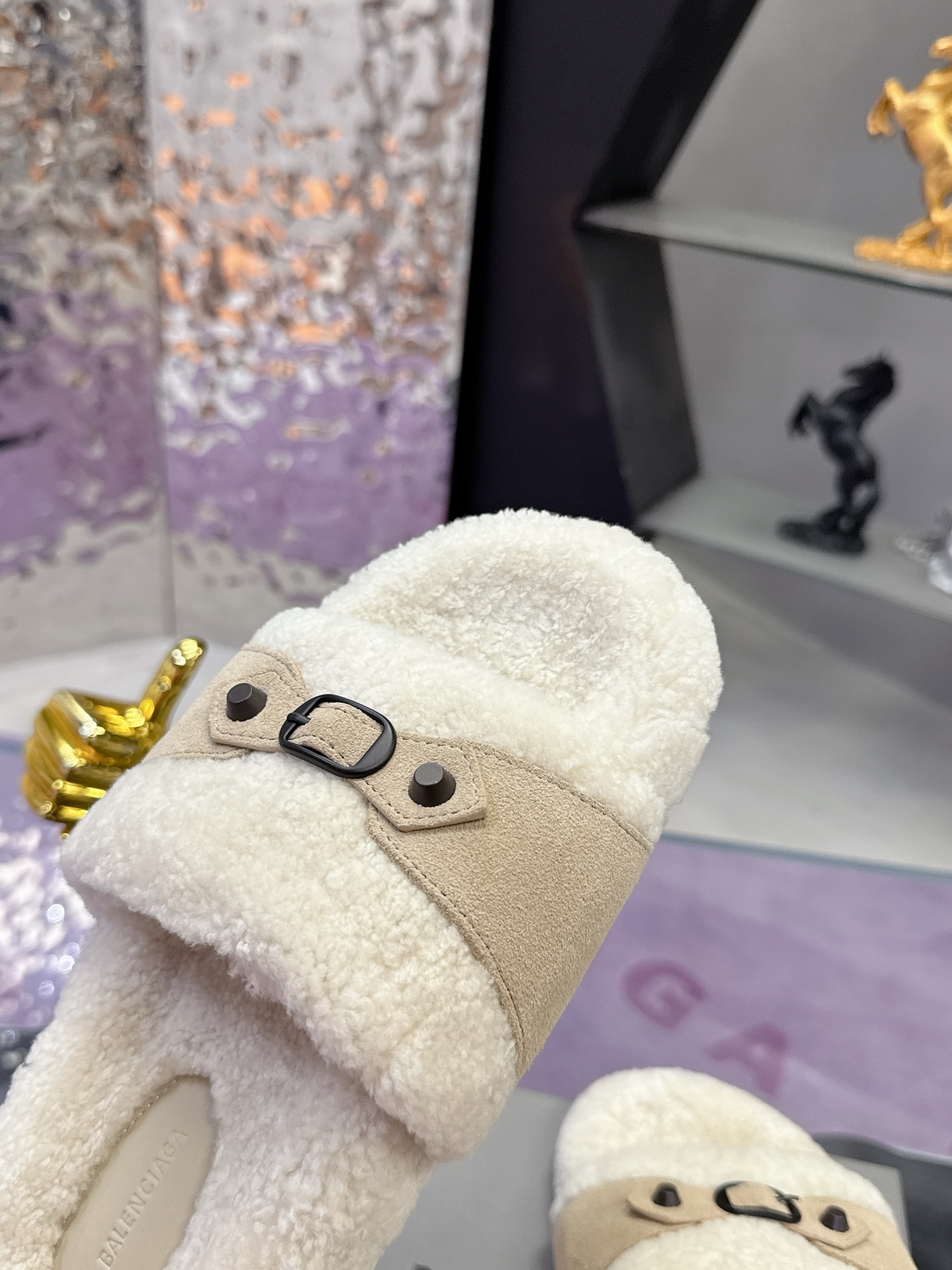 工厂价：240
专柜同步 真皮真羊毛 
🌸BALENCIAG【巴黎世家】 2025新款毛拖🌈
鞋面采用丝光牛反绒面料➕特级纯羊毛🐑整个内里垫脚采用💯纯🐏羊毛⚜️毛茸茸的，超可爱，踩云脚感，光脚或者搭配袜子穿都时尚百搭💫保暖舒适   橡胶大底防滑耐磨  💖
Size：35-40（41定做）