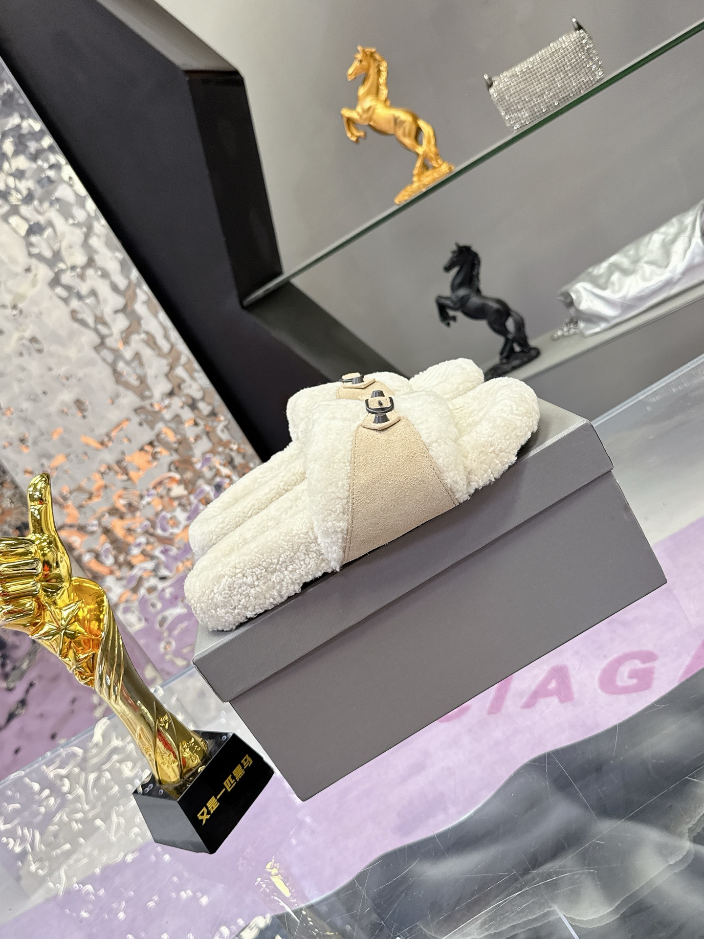 工厂价：240
专柜同步 真皮真羊毛 
🌸BALENCIAG【巴黎世家】 2025新款毛拖🌈
鞋面采用丝光牛反绒面料➕特级纯羊毛🐑整个内里垫脚采用💯纯🐏羊毛⚜️毛茸茸的，超可爱，踩云脚感，光脚或者搭配袜子穿都时尚百搭💫保暖舒适   橡胶大底防滑耐磨  💖
Size：35-40（41定做）