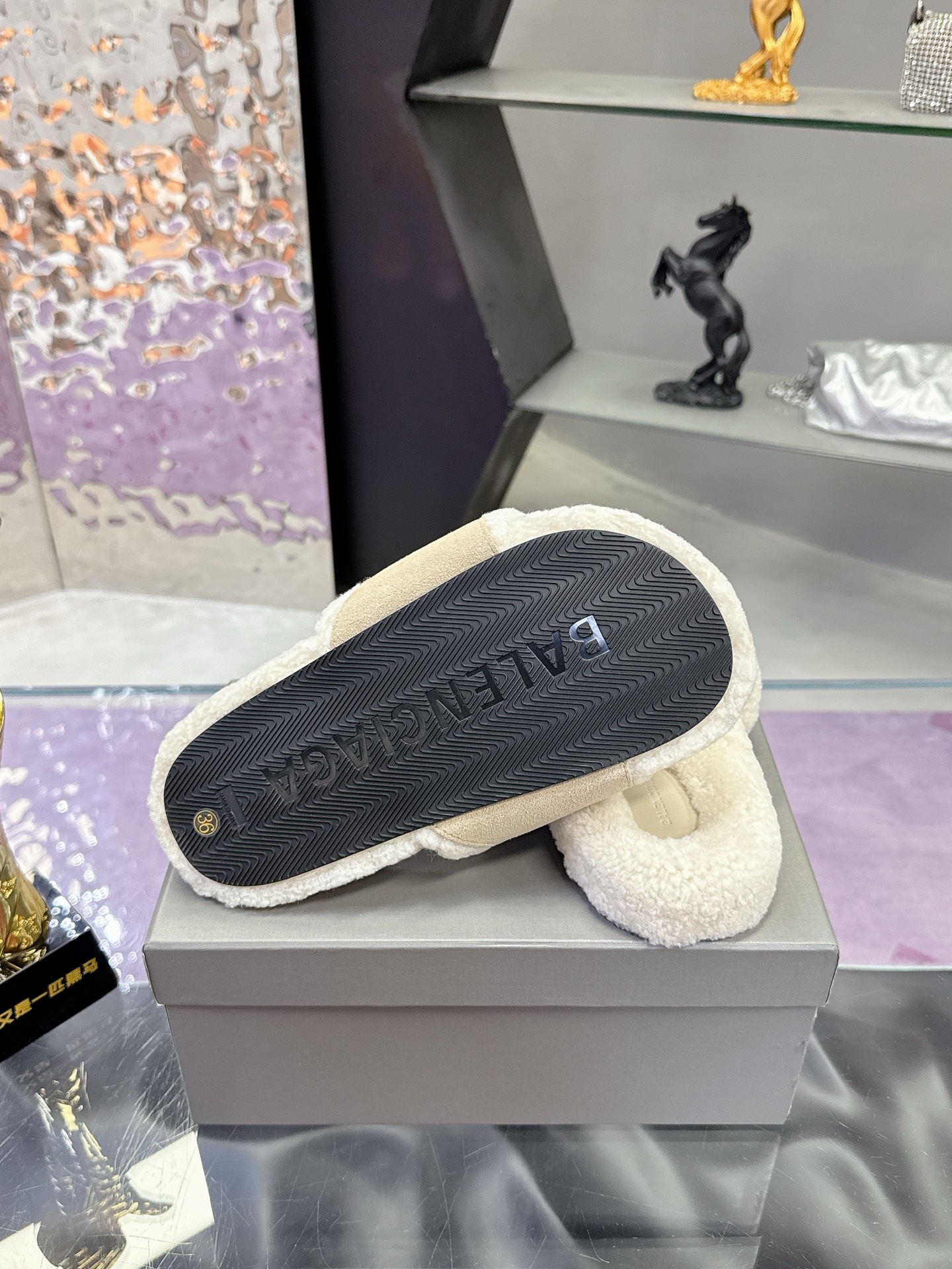 工厂价：240
专柜同步 真皮真羊毛 
🌸BALENCIAG【巴黎世家】 2025新款毛拖🌈
鞋面采用丝光牛反绒面料➕特级纯羊毛🐑整个内里垫脚采用💯纯🐏羊毛⚜️毛茸茸的，超可爱，踩云脚感，光脚或者搭配袜子穿都时尚百搭💫保暖舒适   橡胶大底防滑耐磨  💖
Size：35-40（41定做）