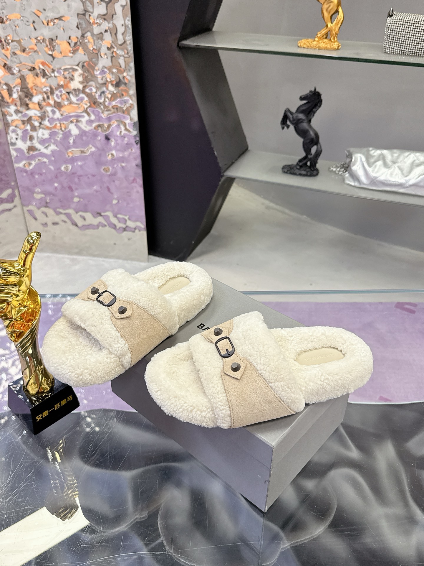 工厂价：240
专柜同步 真皮真羊毛 
🌸BALENCIAG【巴黎世家】 2025新款毛拖🌈
鞋面采用丝光牛反绒面料➕特级纯羊毛🐑整个内里垫脚采用💯纯🐏羊毛⚜️毛茸茸的，超可爱，踩云脚感，光脚或者搭配袜子穿都时尚百搭💫保暖舒适   橡胶大底防滑耐磨  💖
Size：35-40（41定做）