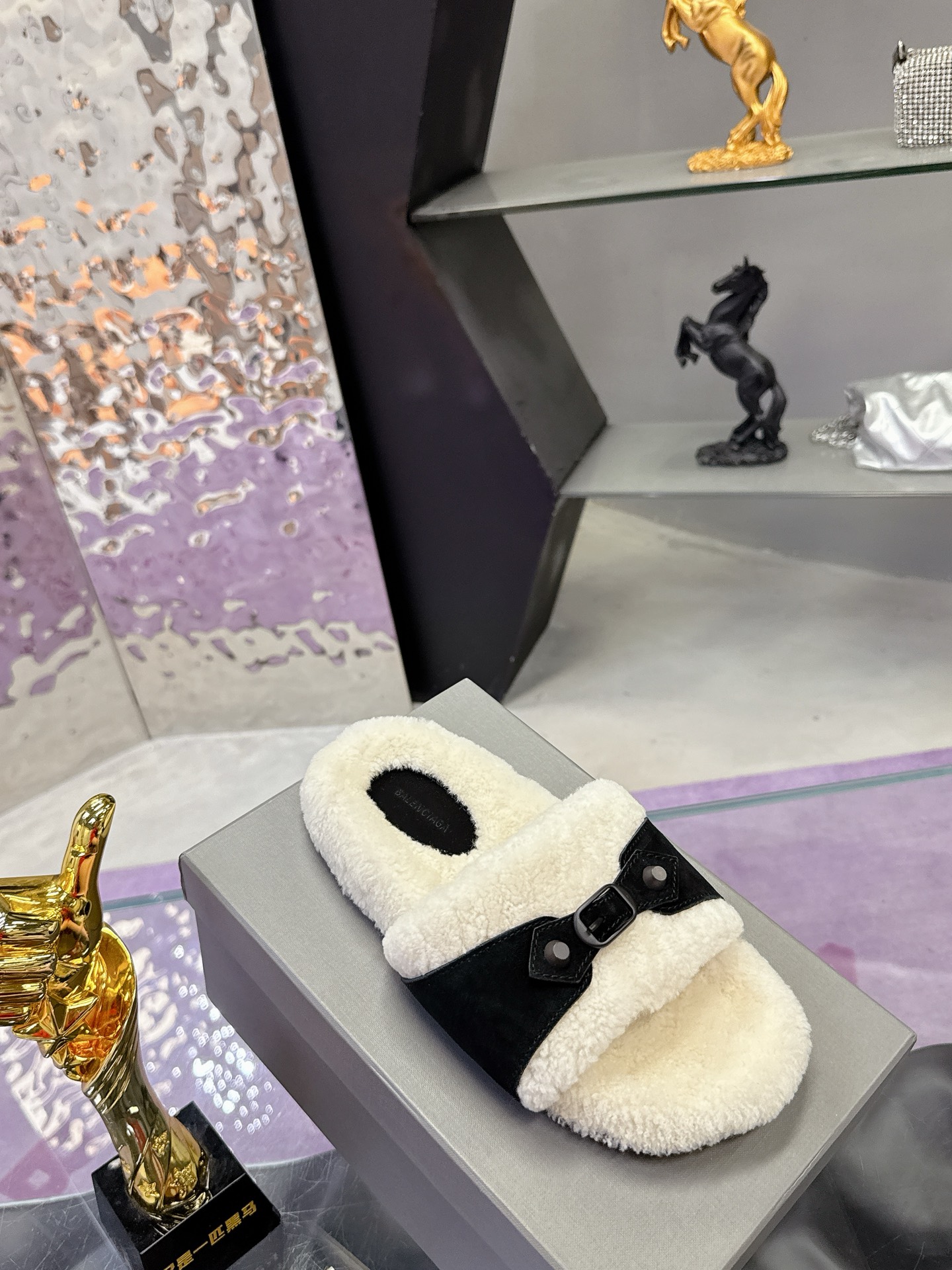 工厂价：240
专柜同步 真皮真羊毛 
🌸BALENCIAG【巴黎世家】 2025新款毛拖🌈
鞋面采用丝光牛反绒面料➕特级纯羊毛🐑整个内里垫脚采用💯纯🐏羊毛⚜️毛茸茸的，超可爱，踩云脚感，光脚或者搭配袜子穿都时尚百搭💫保暖舒适   橡胶大底防滑耐磨  💖
Size：35-40（41定做）