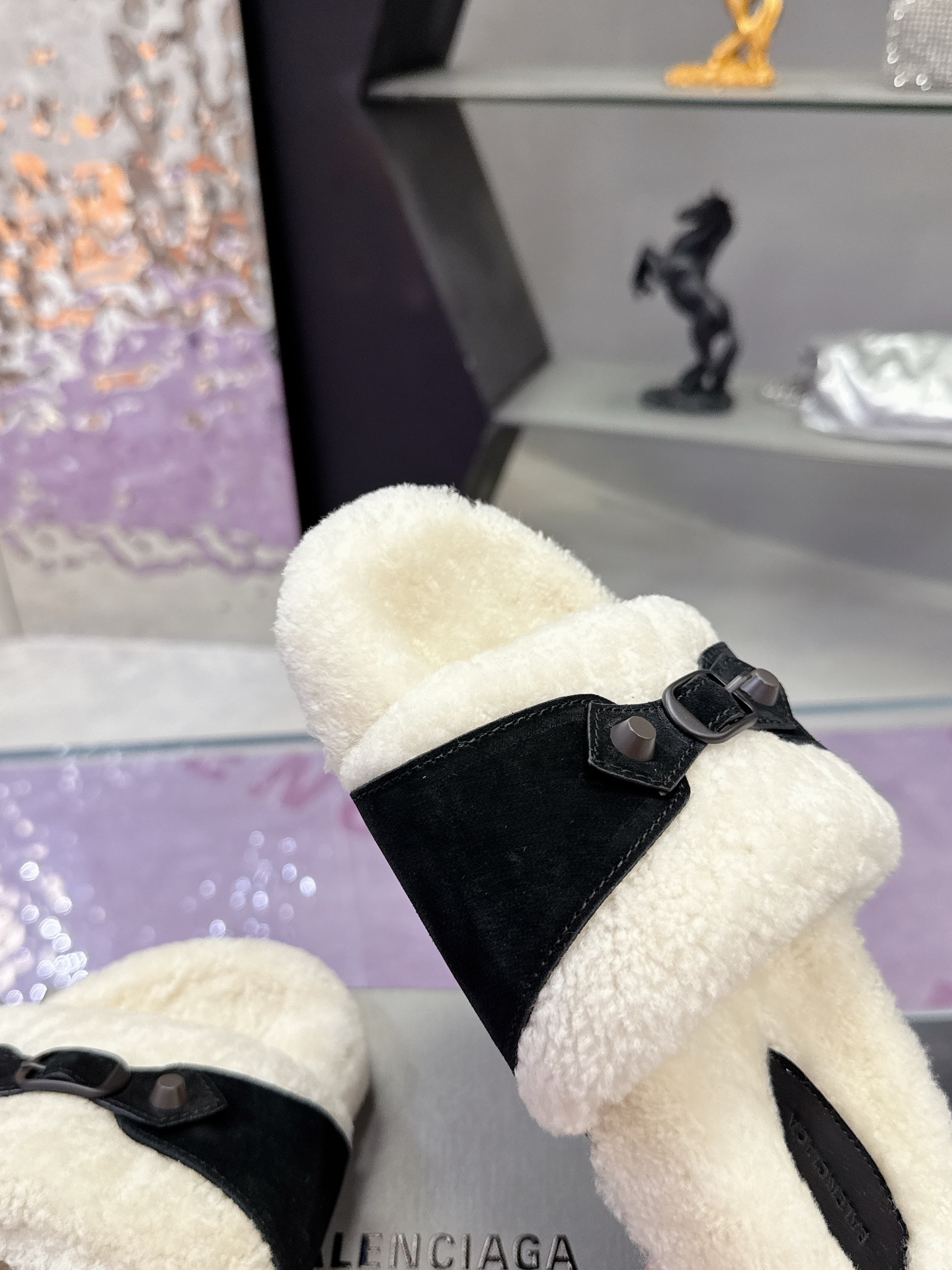 工厂价：240
专柜同步 真皮真羊毛 
🌸BALENCIAG【巴黎世家】 2025新款毛拖🌈
鞋面采用丝光牛反绒面料➕特级纯羊毛🐑整个内里垫脚采用💯纯🐏羊毛⚜️毛茸茸的，超可爱，踩云脚感，光脚或者搭配袜子穿都时尚百搭💫保暖舒适   橡胶大底防滑耐磨  💖
Size：35-40（41定做）