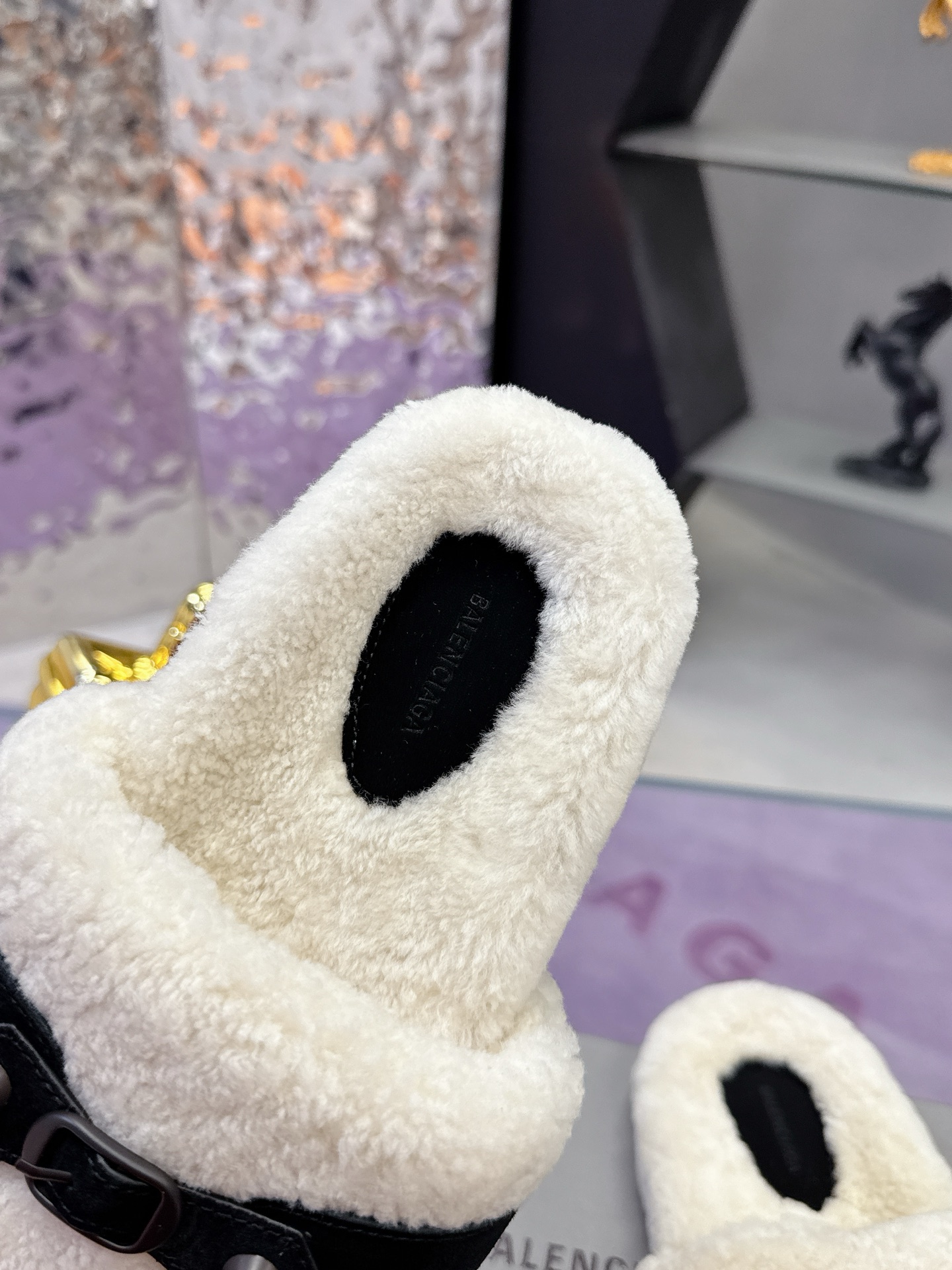 工厂价：240
专柜同步 真皮真羊毛 
🌸BALENCIAG【巴黎世家】 2025新款毛拖🌈
鞋面采用丝光牛反绒面料➕特级纯羊毛🐑整个内里垫脚采用💯纯🐏羊毛⚜️毛茸茸的，超可爱，踩云脚感，光脚或者搭配袜子穿都时尚百搭💫保暖舒适   橡胶大底防滑耐磨  💖
Size：35-40（41定做）