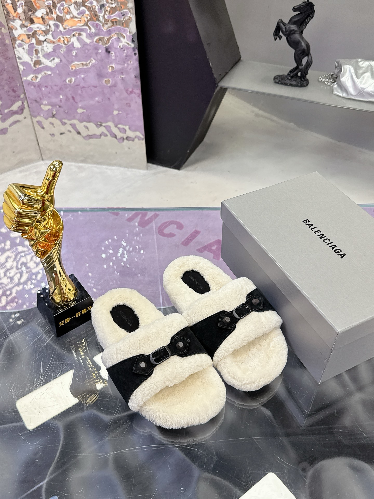 工厂价：240
专柜同步 真皮真羊毛 
🌸BALENCIAG【巴黎世家】 2025新款毛拖🌈
鞋面采用丝光牛反绒面料➕特级纯羊毛🐑整个内里垫脚采用💯纯🐏羊毛⚜️毛茸茸的，超可爱，踩云脚感，光脚或者搭配袜子穿都时尚百搭💫保暖舒适   橡胶大底防滑耐磨  💖
Size：35-40（41定做）