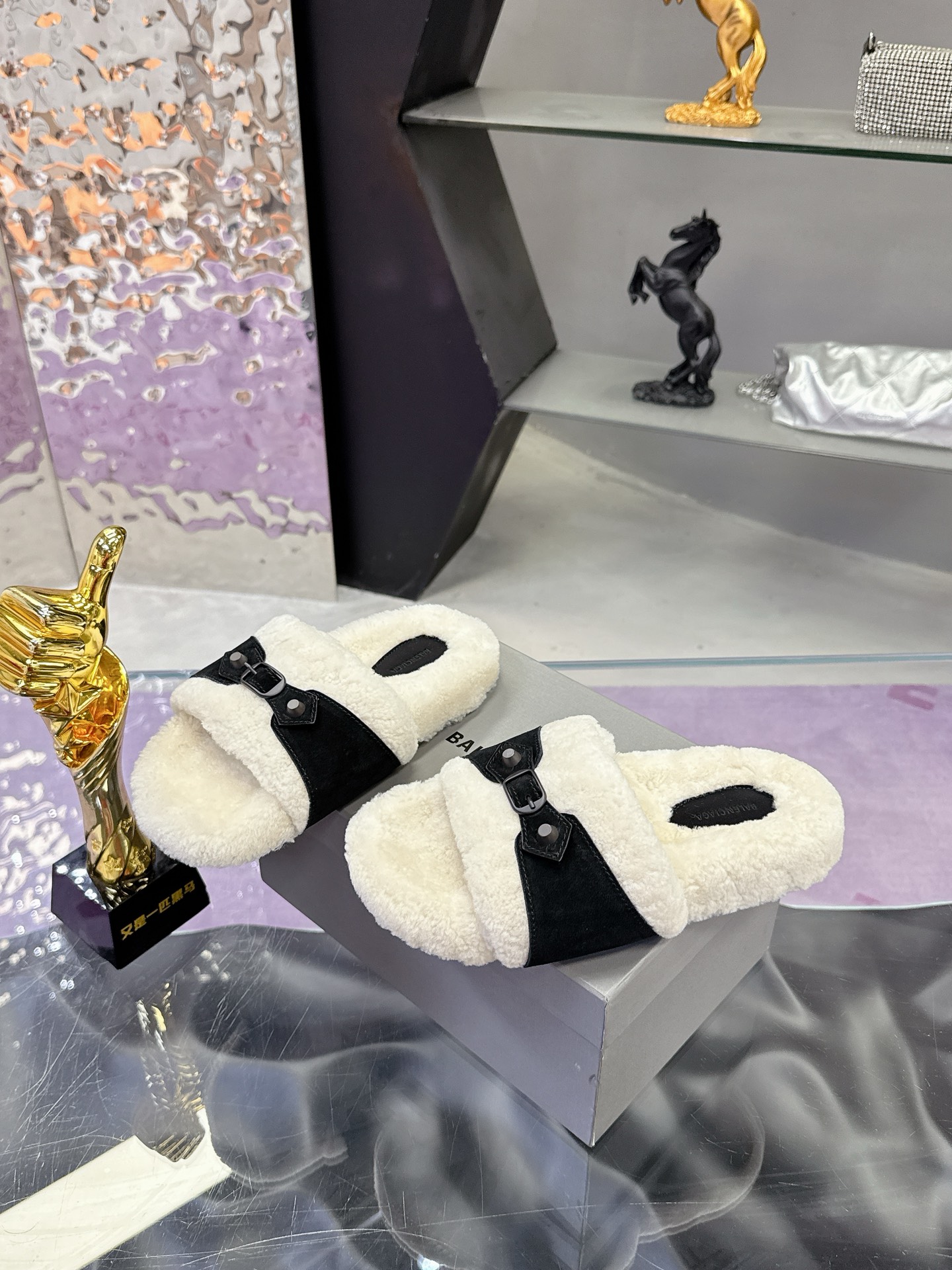 工厂价：240
专柜同步 真皮真羊毛 
🌸BALENCIAG【巴黎世家】 2025新款毛拖🌈
鞋面采用丝光牛反绒面料➕特级纯羊毛🐑整个内里垫脚采用💯纯🐏羊毛⚜️毛茸茸的，超可爱，踩云脚感，光脚或者搭配袜子穿都时尚百搭💫保暖舒适   橡胶大底防滑耐磨  💖
Size：35-40（41定做）