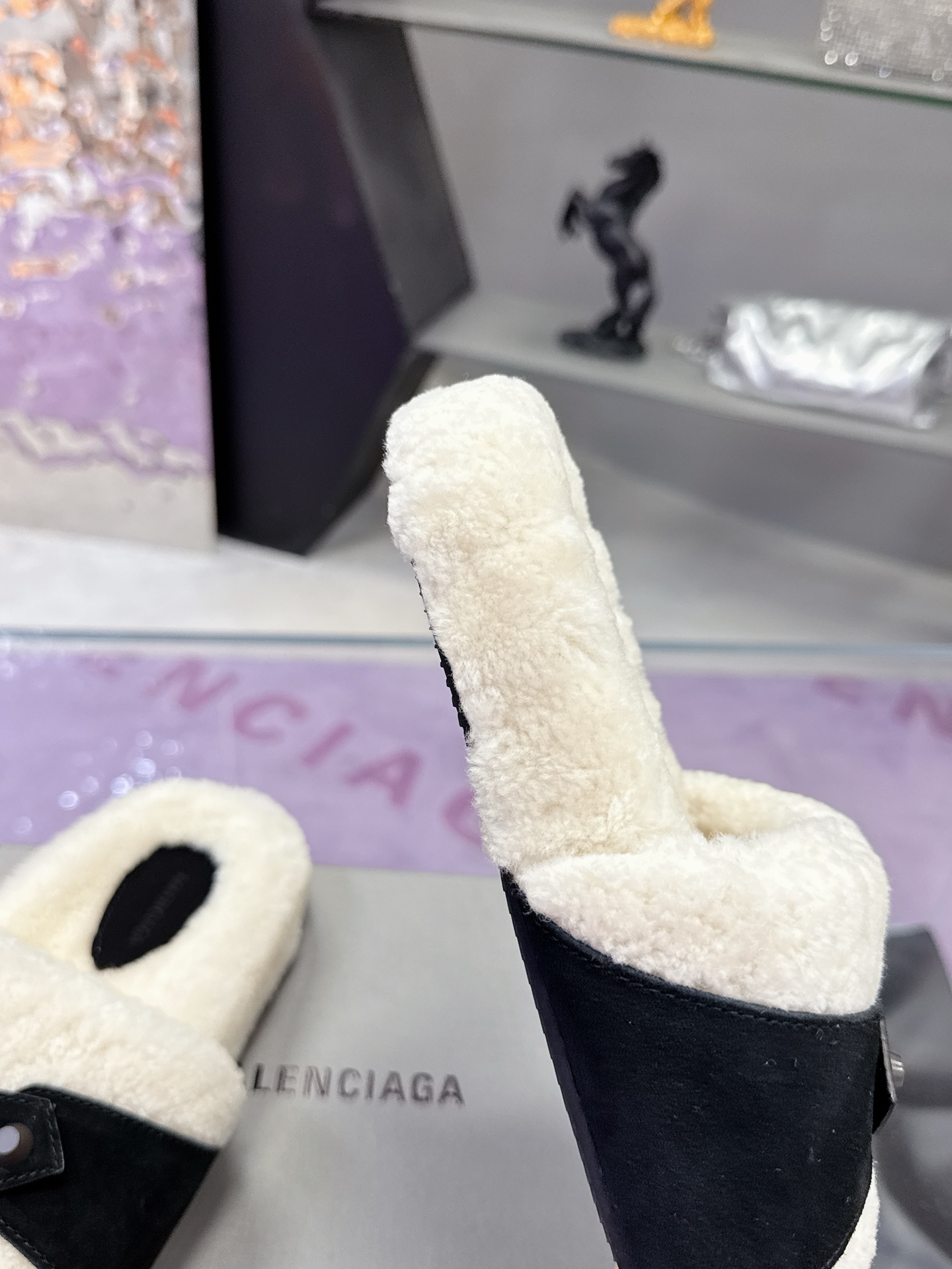 工厂价：240
专柜同步 真皮真羊毛 
🌸BALENCIAG【巴黎世家】 2025新款毛拖🌈
鞋面采用丝光牛反绒面料➕特级纯羊毛🐑整个内里垫脚采用💯纯🐏羊毛⚜️毛茸茸的，超可爱，踩云脚感，光脚或者搭配袜子穿都时尚百搭💫保暖舒适   橡胶大底防滑耐磨  💖
Size：35-40（41定做）