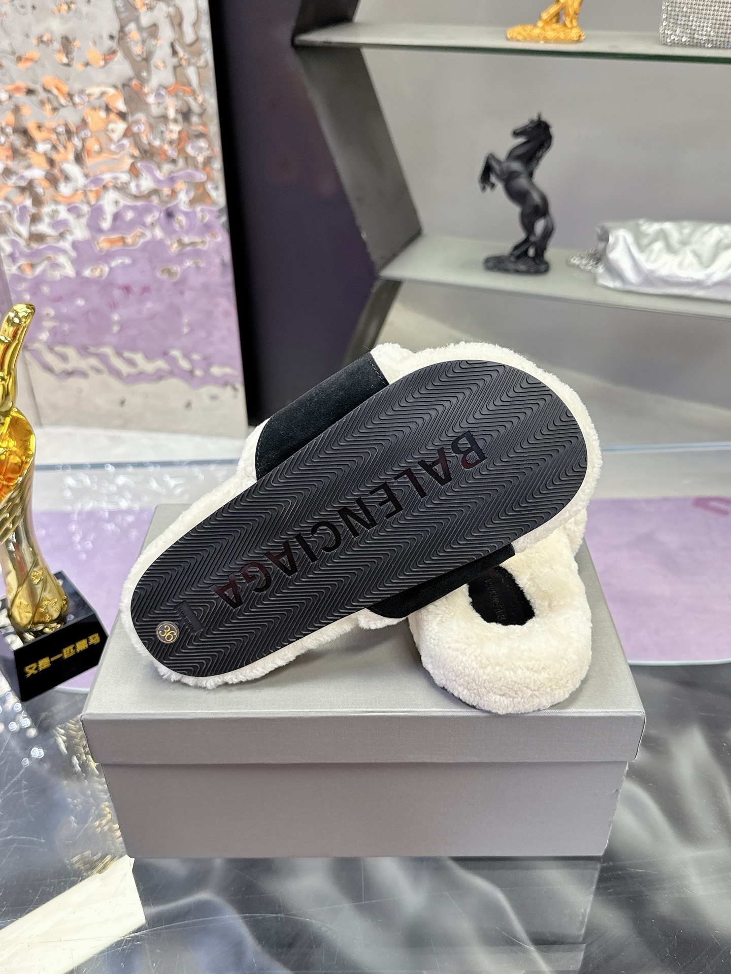 工厂价：240
专柜同步 真皮真羊毛 
🌸BALENCIAG【巴黎世家】 2025新款毛拖🌈
鞋面采用丝光牛反绒面料➕特级纯羊毛🐑整个内里垫脚采用💯纯🐏羊毛⚜️毛茸茸的，超可爱，踩云脚感，光脚或者搭配袜子穿都时尚百搭💫保暖舒适   橡胶大底防滑耐磨  💖
Size：35-40（41定做）