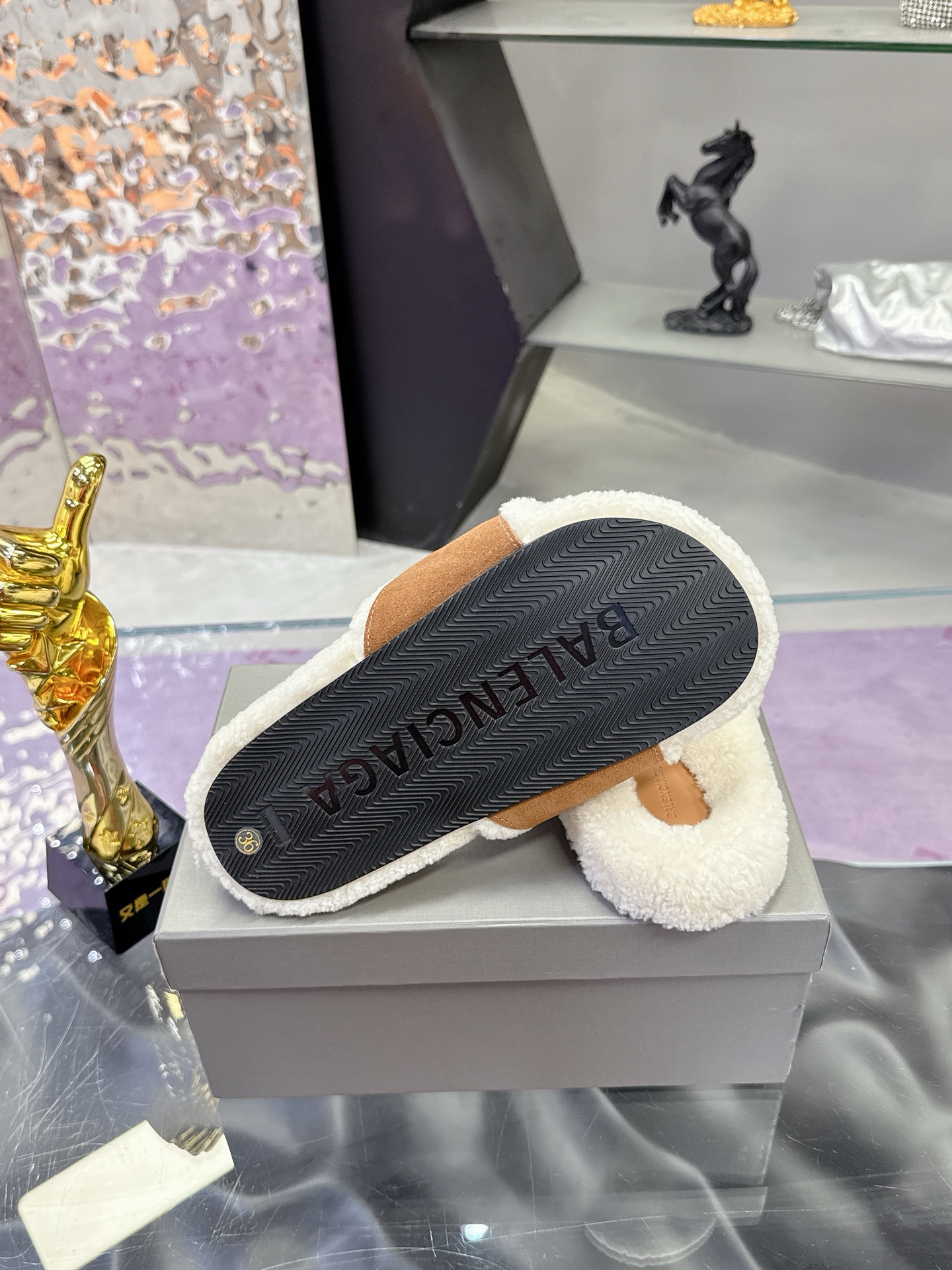 工厂价：240
专柜同步 真皮真羊毛 
🌸BALENCIAG【巴黎世家】 2025新款毛拖🌈
鞋面采用丝光牛反绒面料➕特级纯羊毛🐑整个内里垫脚采用💯纯🐏羊毛⚜️毛茸茸的，超可爱，踩云脚感，光脚或者搭配袜子穿都时尚百搭💫保暖舒适   橡胶大底防滑耐磨  💖
Size：35-40（41定做）