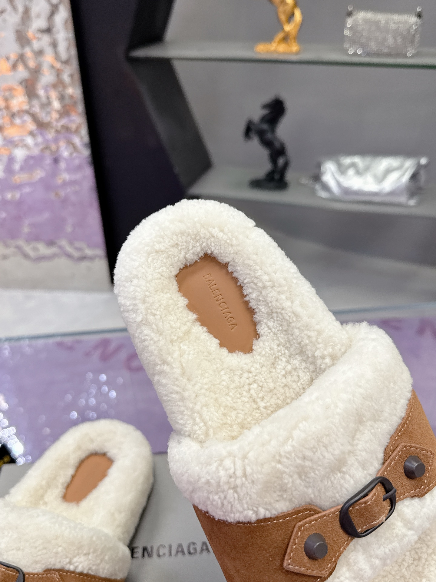 工厂价：240
专柜同步 真皮真羊毛 
🌸BALENCIAG【巴黎世家】 2025新款毛拖🌈
鞋面采用丝光牛反绒面料➕特级纯羊毛🐑整个内里垫脚采用💯纯🐏羊毛⚜️毛茸茸的，超可爱，踩云脚感，光脚或者搭配袜子穿都时尚百搭💫保暖舒适   橡胶大底防滑耐磨  💖
Size：35-40（41定做）