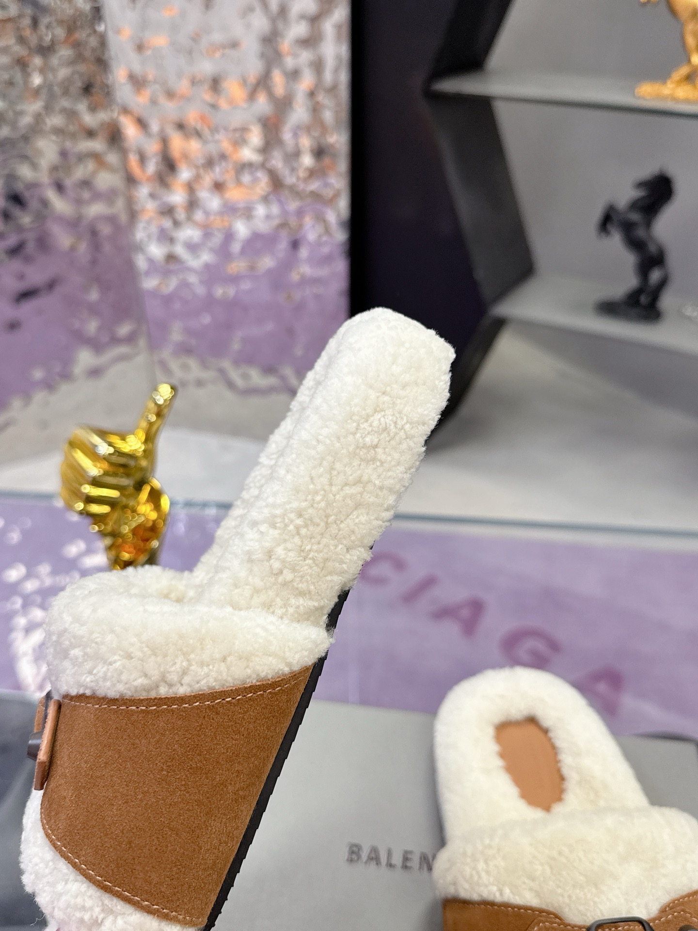 工厂价：240
专柜同步 真皮真羊毛 
🌸BALENCIAG【巴黎世家】 2025新款毛拖🌈
鞋面采用丝光牛反绒面料➕特级纯羊毛🐑整个内里垫脚采用💯纯🐏羊毛⚜️毛茸茸的，超可爱，踩云脚感，光脚或者搭配袜子穿都时尚百搭💫保暖舒适   橡胶大底防滑耐磨  💖
Size：35-40（41定做）