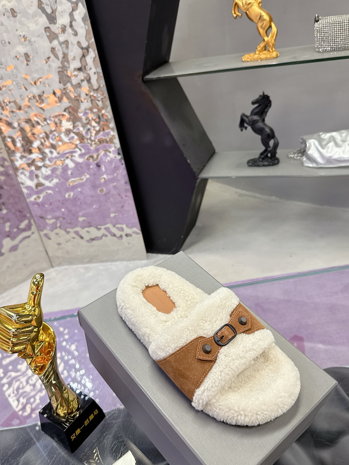 工厂价：240
专柜同步 真皮真羊毛 
🌸BALENCIAG【巴黎世家】 2025新款毛拖🌈
鞋面采用丝光牛反绒面料➕特级纯羊毛🐑整个内里垫脚采用💯纯🐏羊毛⚜️毛茸茸的，超可爱，踩云脚感，光脚或者搭配袜子穿都时尚百搭💫保暖舒适   橡胶大底防滑耐磨  💖
Size：35-40（41定做）