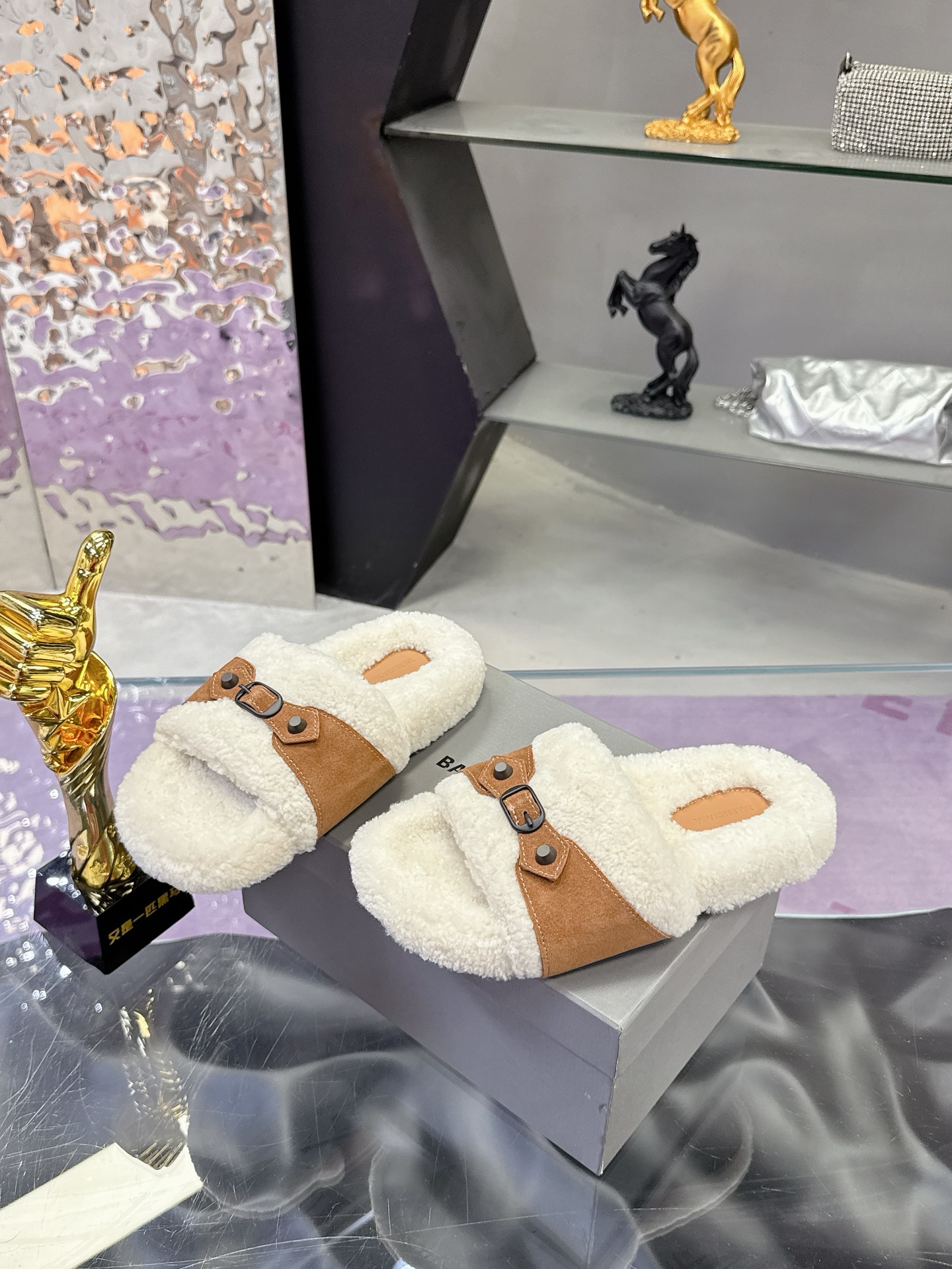 工厂价：240
专柜同步 真皮真羊毛 
🌸BALENCIAG【巴黎世家】 2025新款毛拖🌈
鞋面采用丝光牛反绒面料➕特级纯羊毛🐑整个内里垫脚采用💯纯🐏羊毛⚜️毛茸茸的，超可爱，踩云脚感，光脚或者搭配袜子穿都时尚百搭💫保暖舒适   橡胶大底防滑耐磨  💖
Size：35-40（41定做）