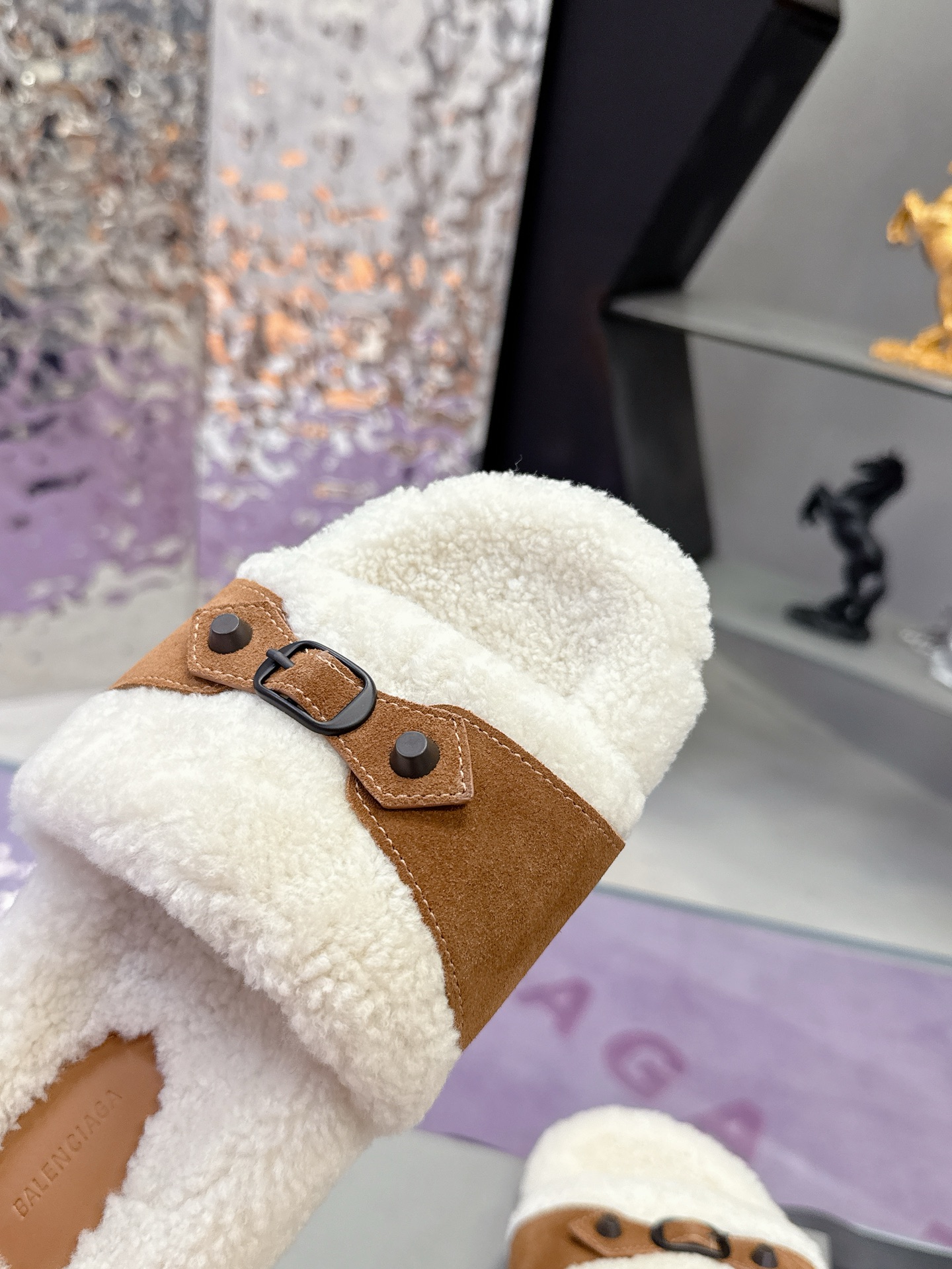 工厂价：240
专柜同步 真皮真羊毛 
🌸BALENCIAG【巴黎世家】 2025新款毛拖🌈
鞋面采用丝光牛反绒面料➕特级纯羊毛🐑整个内里垫脚采用💯纯🐏羊毛⚜️毛茸茸的，超可爱，踩云脚感，光脚或者搭配袜子穿都时尚百搭💫保暖舒适   橡胶大底防滑耐磨  💖
Size：35-40（41定做）