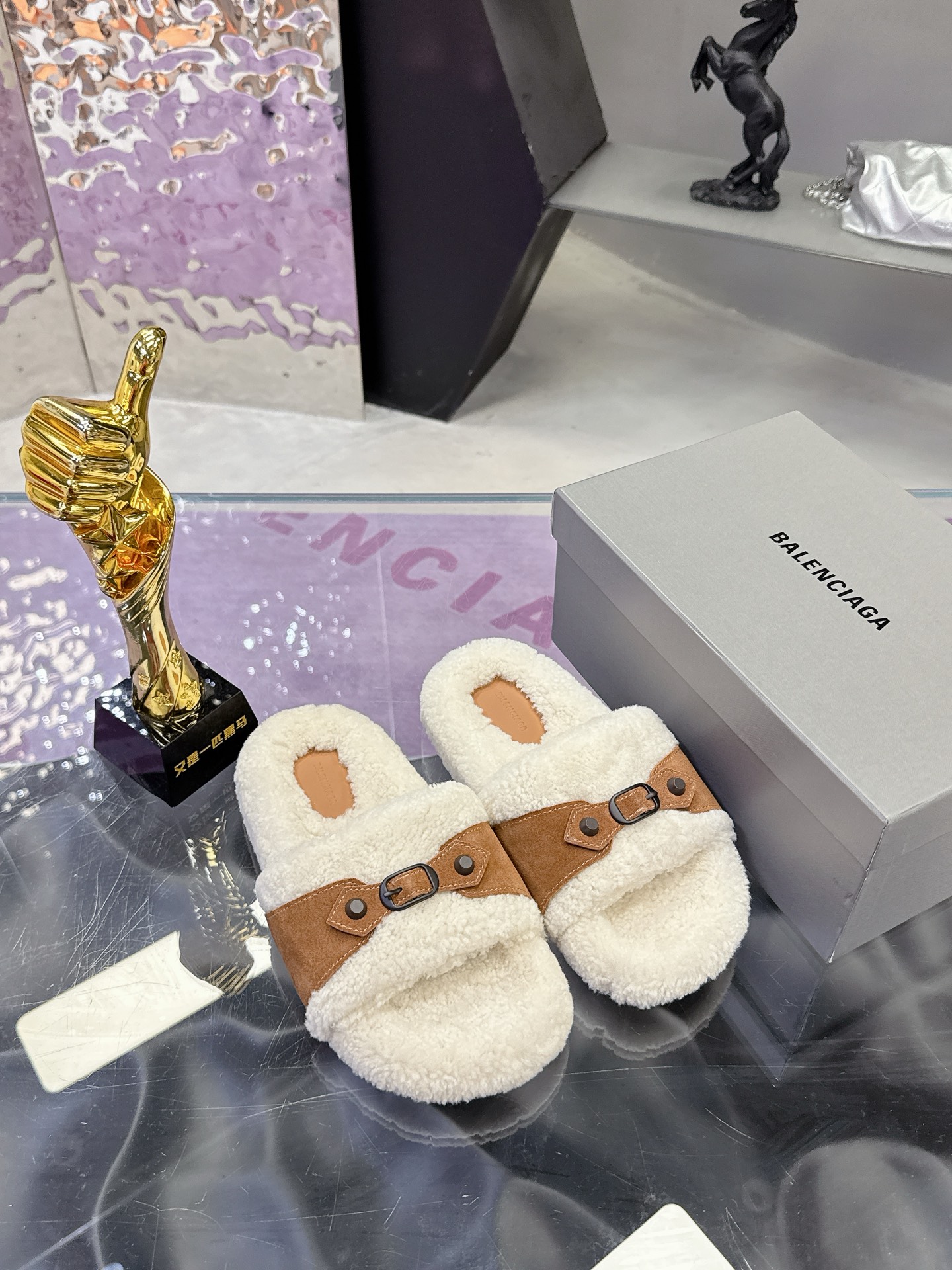 工厂价：240
专柜同步 真皮真羊毛 
🌸BALENCIAG【巴黎世家】 2025新款毛拖🌈
鞋面采用丝光牛反绒面料➕特级纯羊毛🐑整个内里垫脚采用💯纯🐏羊毛⚜️毛茸茸的，超可爱，踩云脚感，光脚或者搭配袜子穿都时尚百搭💫保暖舒适   橡胶大底防滑耐磨  💖
Size：35-40（41定做）