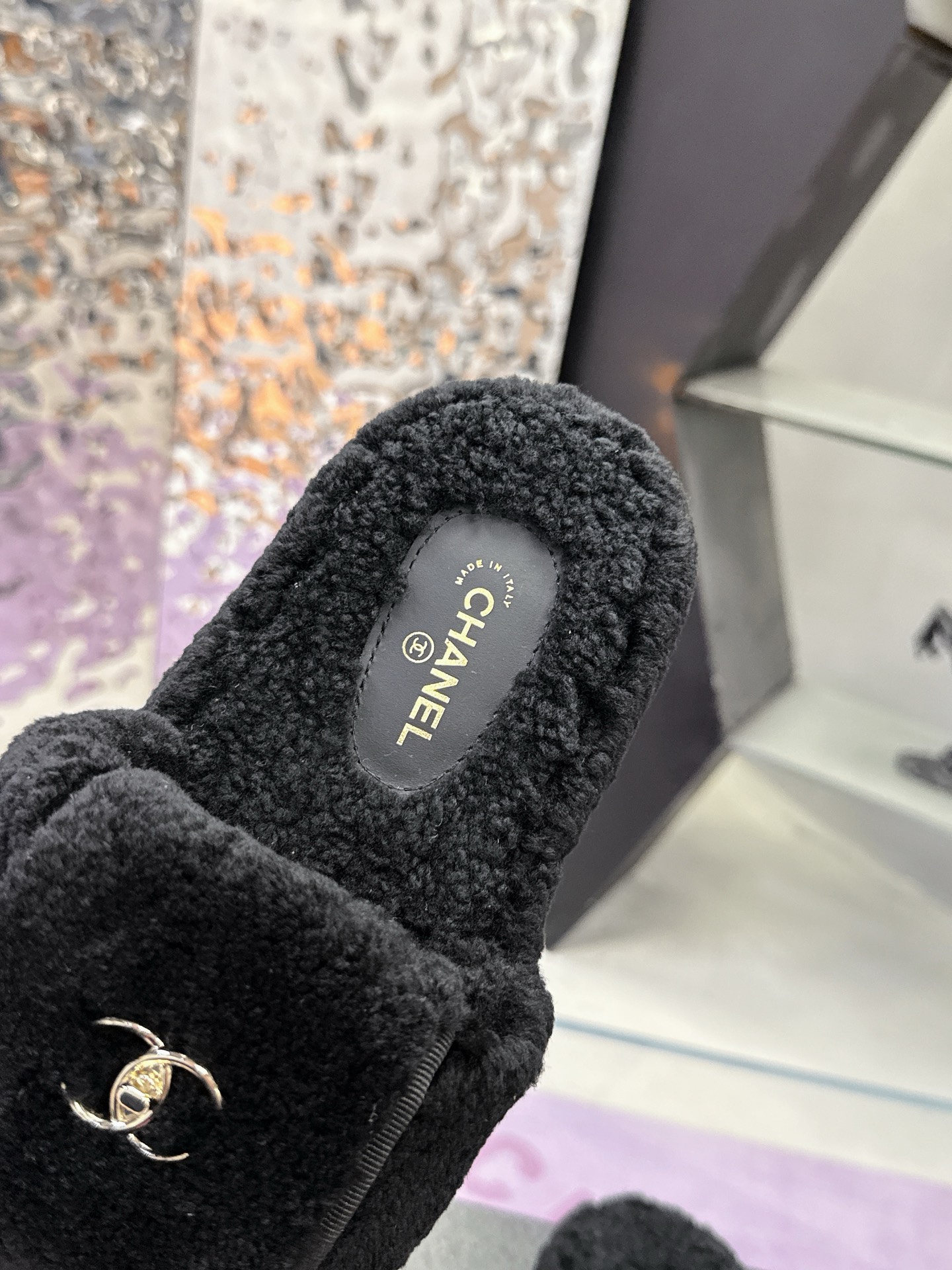 
工厂价：240
CHANE*25s小香奈儿秋冬锁扣爆品蝴妥妥的自留款！！比经典款Slingback舒服太多啦！每个颜色上脚都很显白 首选金粉 粉嫩粉嫩的显白利器!好嗲啊!又是火爆的小香毛拖
材质：原版进口羊毛😑
内里：原版材质💖
大底：原版鞋底💖（增高 厚底）
码数:35-39（40-41定制）