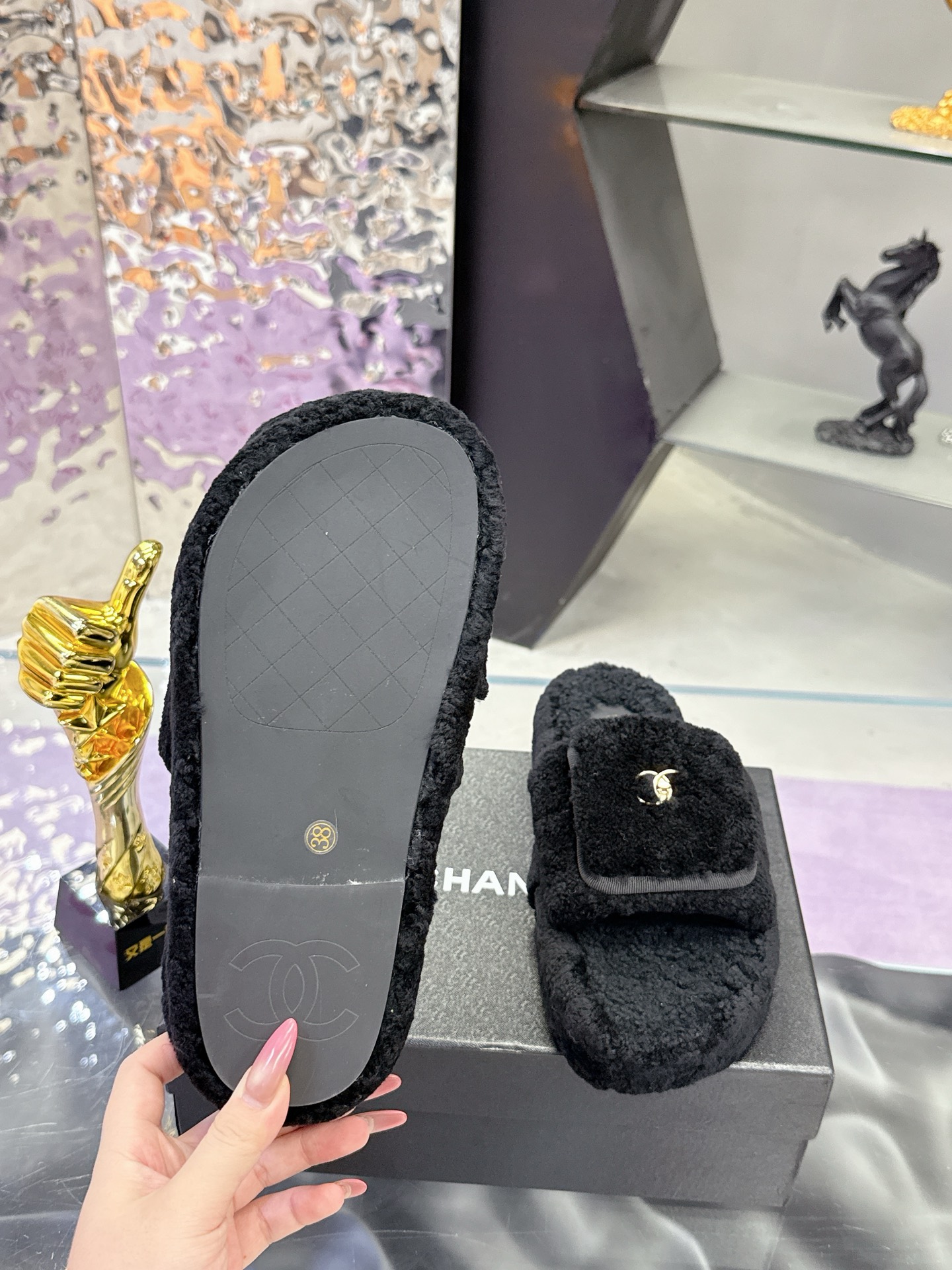 
工厂价：240
CHANE*25s小香奈儿秋冬锁扣爆品蝴妥妥的自留款！！比经典款Slingback舒服太多啦！每个颜色上脚都很显白 首选金粉 粉嫩粉嫩的显白利器!好嗲啊!又是火爆的小香毛拖
材质：原版进口羊毛😑
内里：原版材质💖
大底：原版鞋底💖（增高 厚底）
码数:35-39（40-41定制）