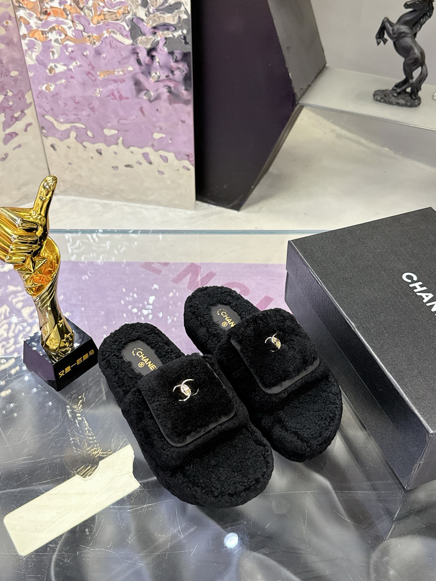 
工厂价：240
CHANE*25s小香奈儿秋冬锁扣爆品蝴妥妥的自留款！！比经典款Slingback舒服太多啦！每个颜色上脚都很显白 首选金粉 粉嫩粉嫩的显白利器!好嗲啊!又是火爆的小香毛拖
材质：原版进口羊毛😑
内里：原版材质💖
大底：原版鞋底💖（增高 厚底）
码数:35-39（40-41定制）