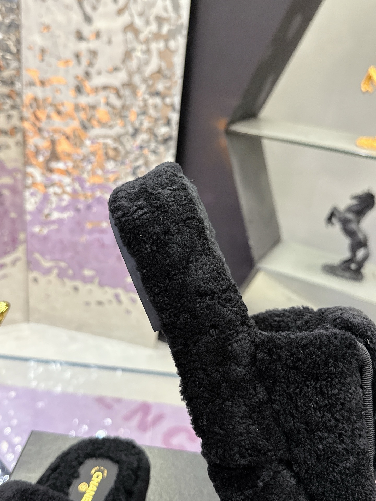 
工厂价：240
CHANE*25s小香奈儿秋冬锁扣爆品蝴妥妥的自留款！！比经典款Slingback舒服太多啦！每个颜色上脚都很显白 首选金粉 粉嫩粉嫩的显白利器!好嗲啊!又是火爆的小香毛拖
材质：原版进口羊毛😑
内里：原版材质💖
大底：原版鞋底💖（增高 厚底）
码数:35-39（40-41定制）