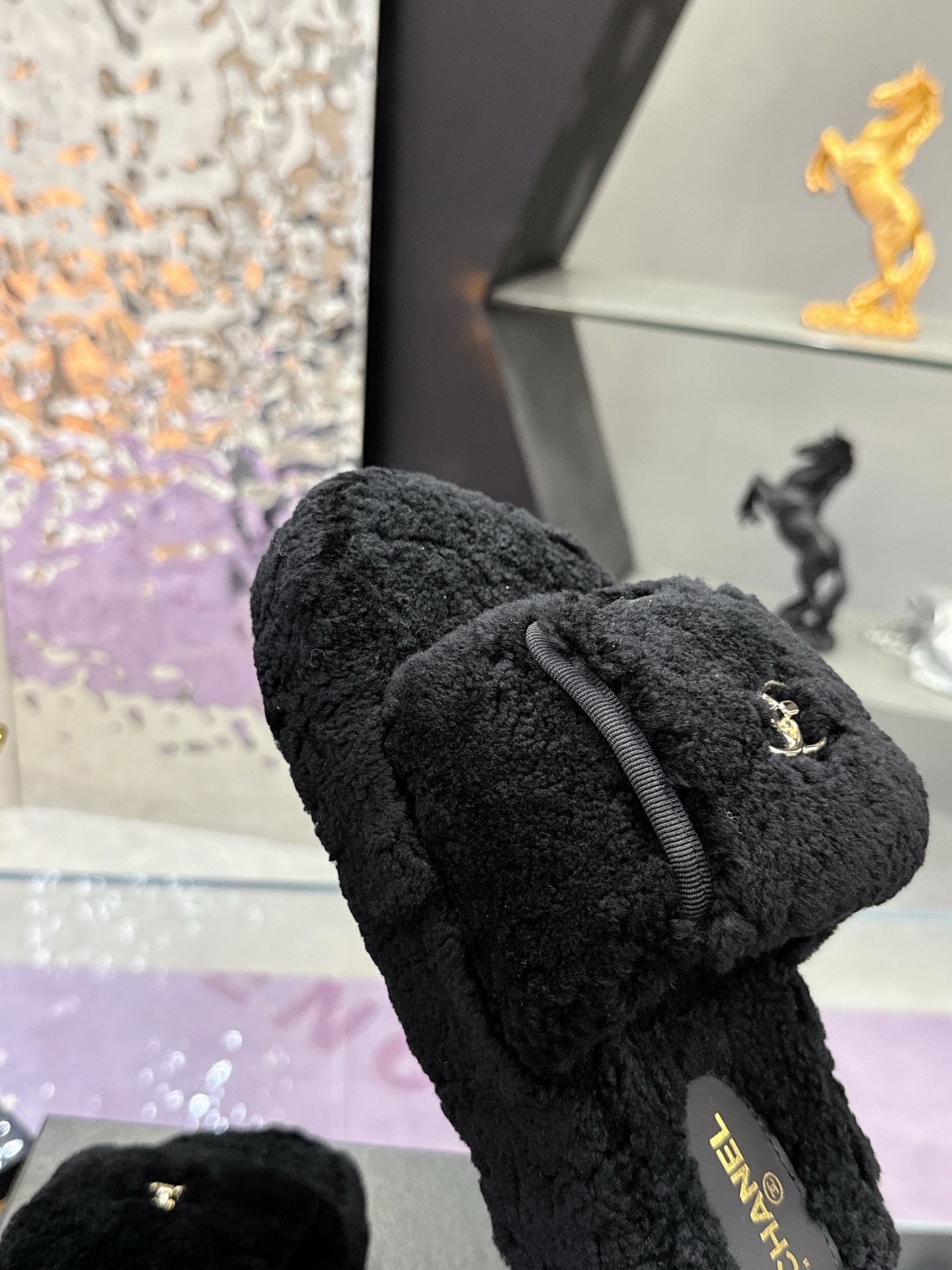 
工厂价：240
CHANE*25s小香奈儿秋冬锁扣爆品蝴妥妥的自留款！！比经典款Slingback舒服太多啦！每个颜色上脚都很显白 首选金粉 粉嫩粉嫩的显白利器!好嗲啊!又是火爆的小香毛拖
材质：原版进口羊毛😑
内里：原版材质💖
大底：原版鞋底💖（增高 厚底）
码数:35-39（40-41定制）