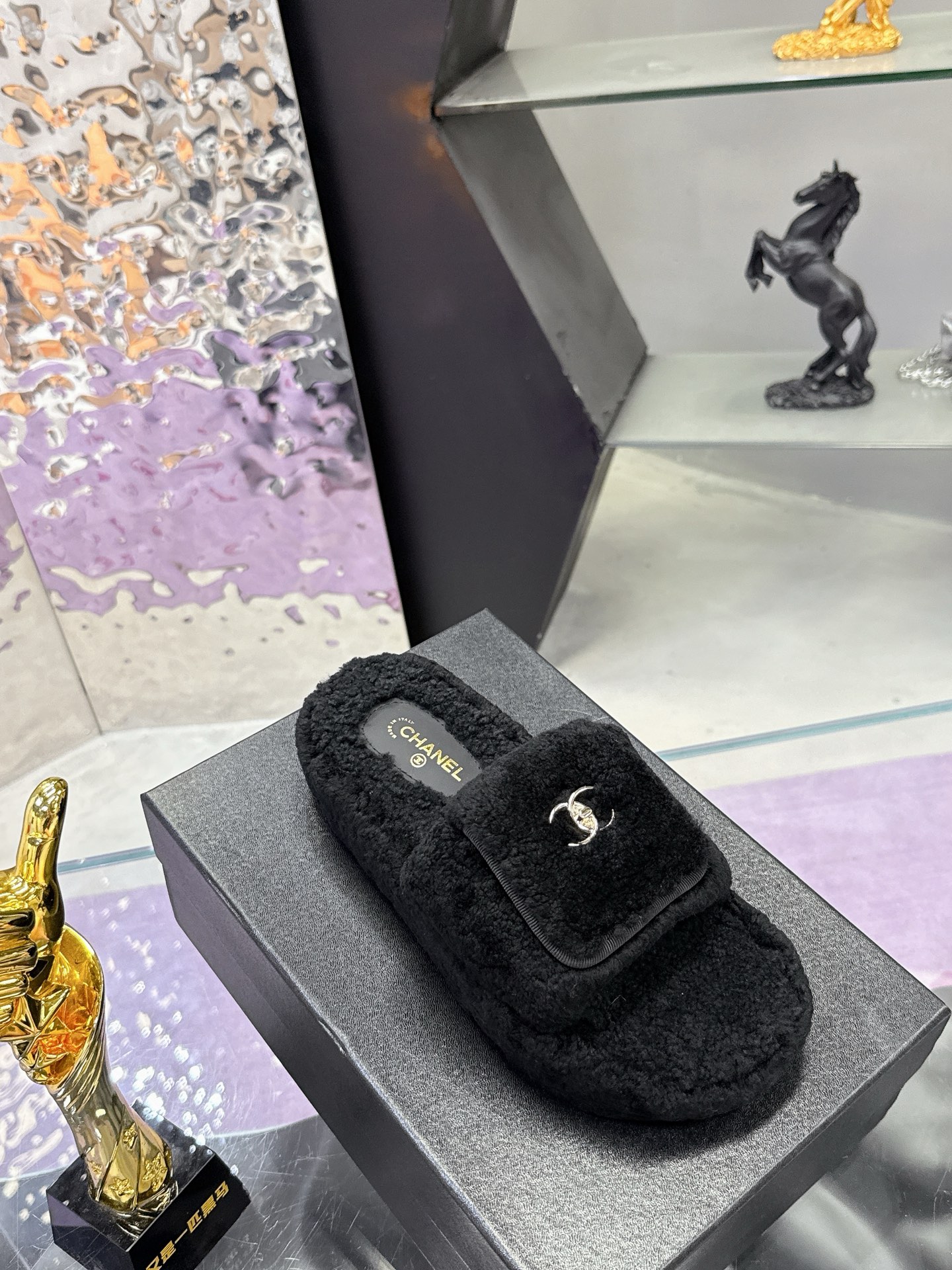 
工厂价：240
CHANE*25s小香奈儿秋冬锁扣爆品蝴妥妥的自留款！！比经典款Slingback舒服太多啦！每个颜色上脚都很显白 首选金粉 粉嫩粉嫩的显白利器!好嗲啊!又是火爆的小香毛拖
材质：原版进口羊毛😑
内里：原版材质💖
大底：原版鞋底💖（增高 厚底）
码数:35-39（40-41定制）