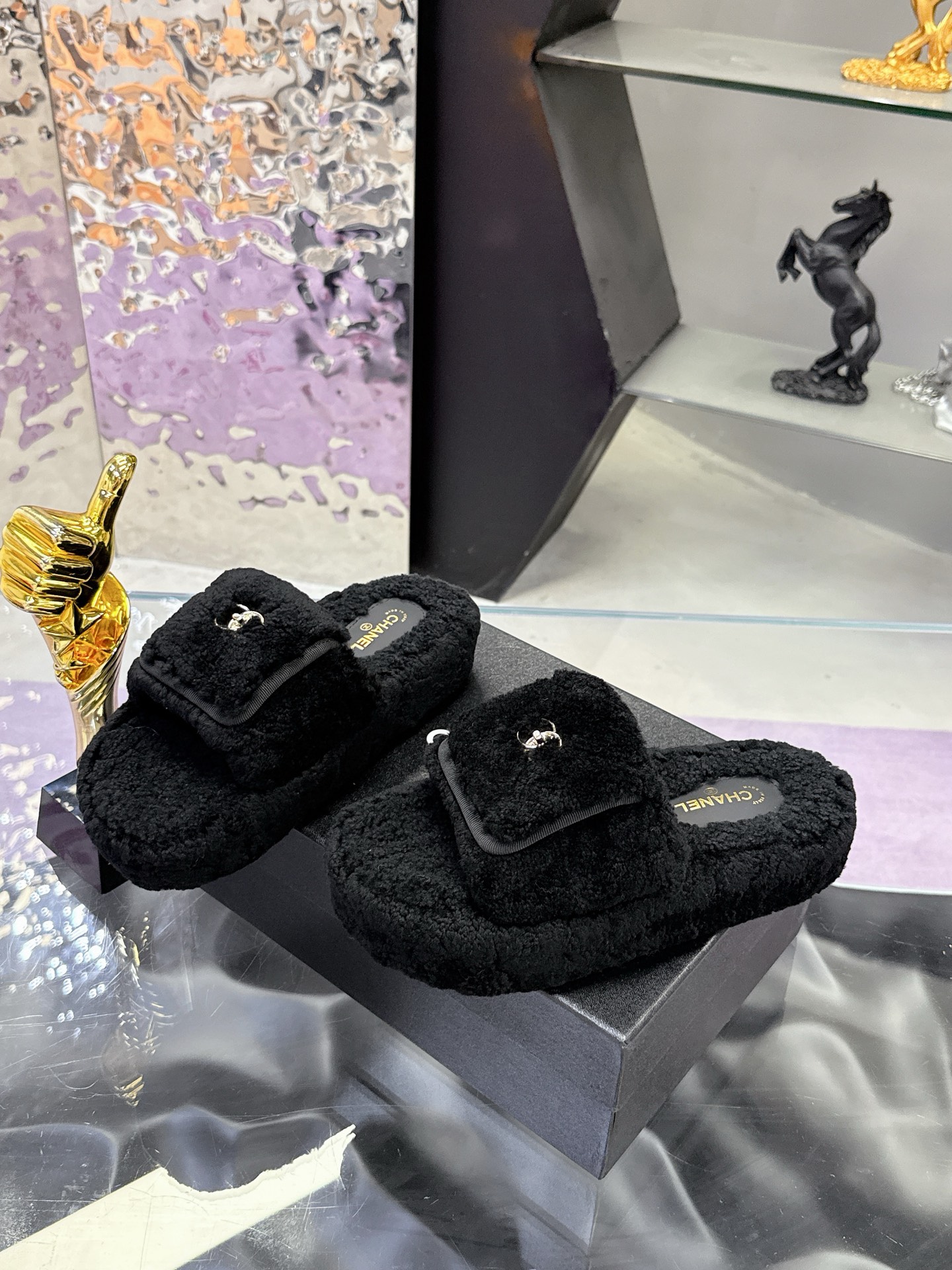 
工厂价：240
CHANE*25s小香奈儿秋冬锁扣爆品蝴妥妥的自留款！！比经典款Slingback舒服太多啦！每个颜色上脚都很显白 首选金粉 粉嫩粉嫩的显白利器!好嗲啊!又是火爆的小香毛拖
材质：原版进口羊毛😑
内里：原版材质💖
大底：原版鞋底💖（增高 厚底）
码数:35-39（40-41定制）